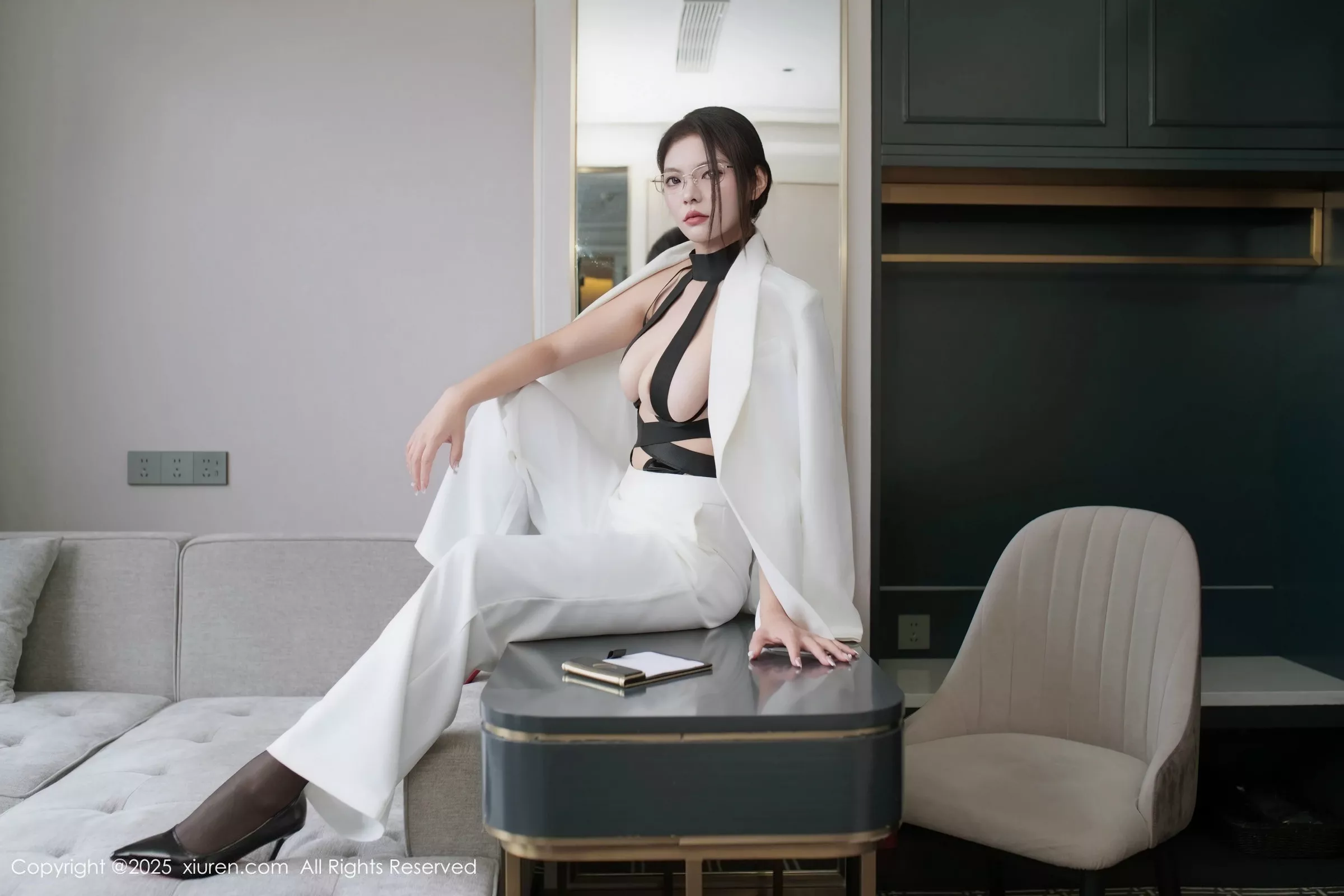 冬安白色西服露黑色情趣内衣配黑丝袜秀丰满身材绝美写真 第 39 张