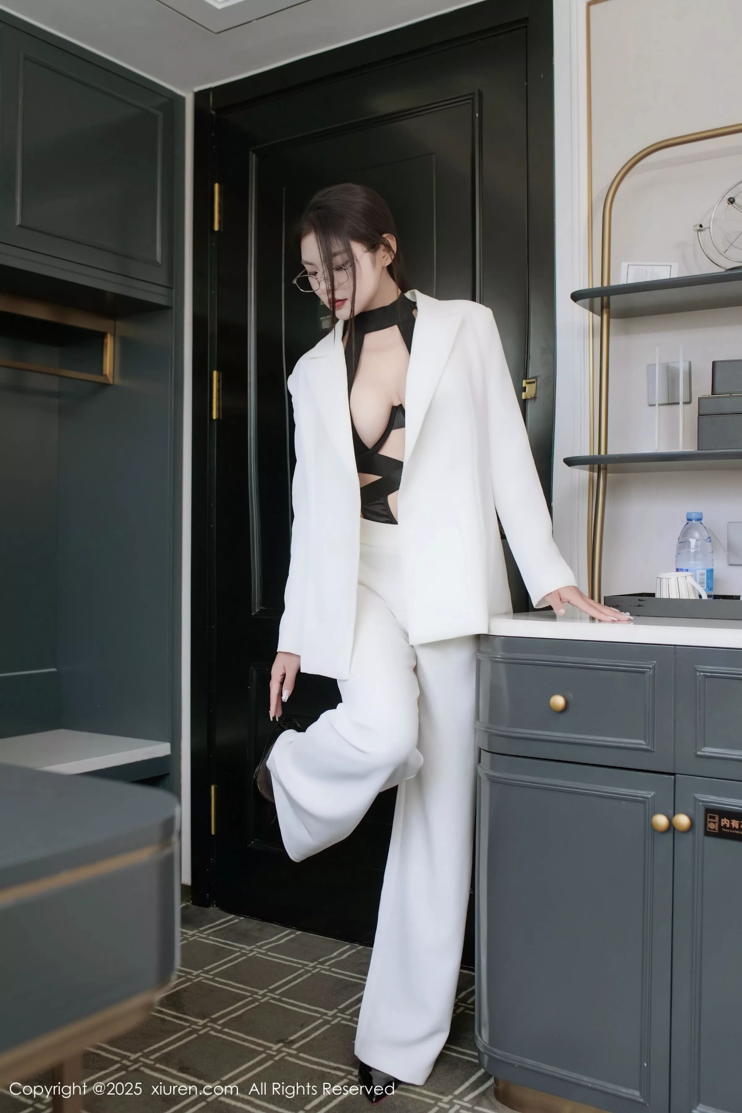 冬安白色西服露黑色情趣内衣配黑丝袜秀丰满身材绝美写真 第 5 张