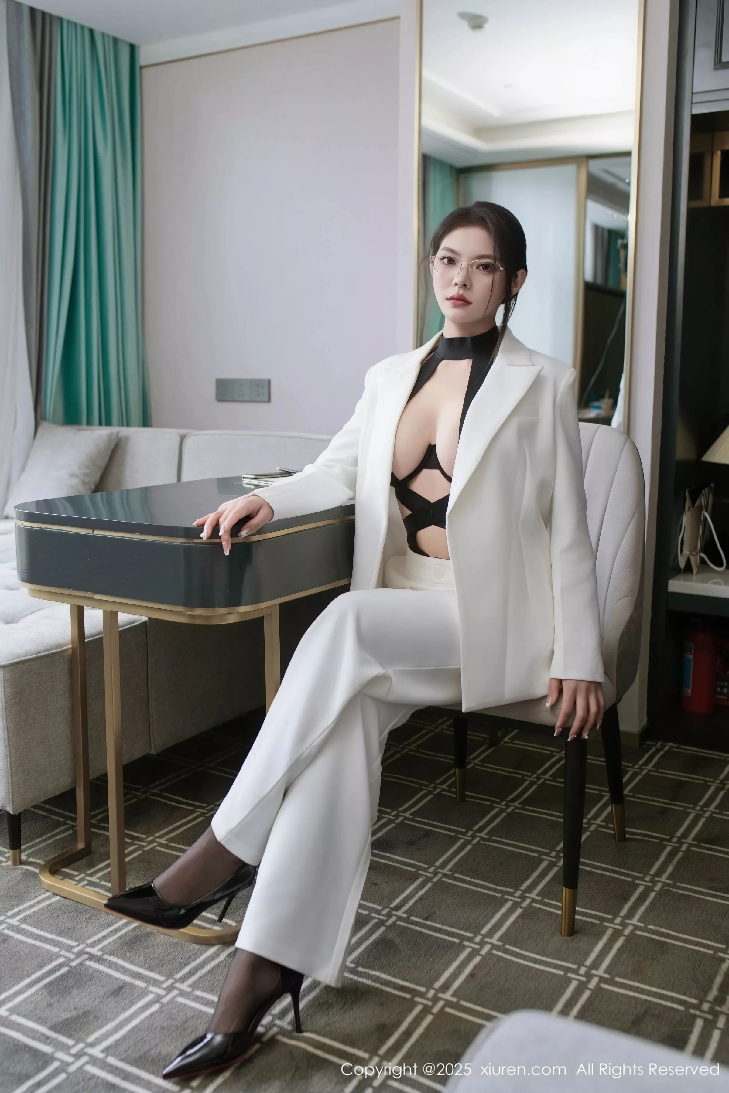 冬安白色西服露黑色情趣内衣配黑丝袜秀丰满身材绝美写真 第 8 张