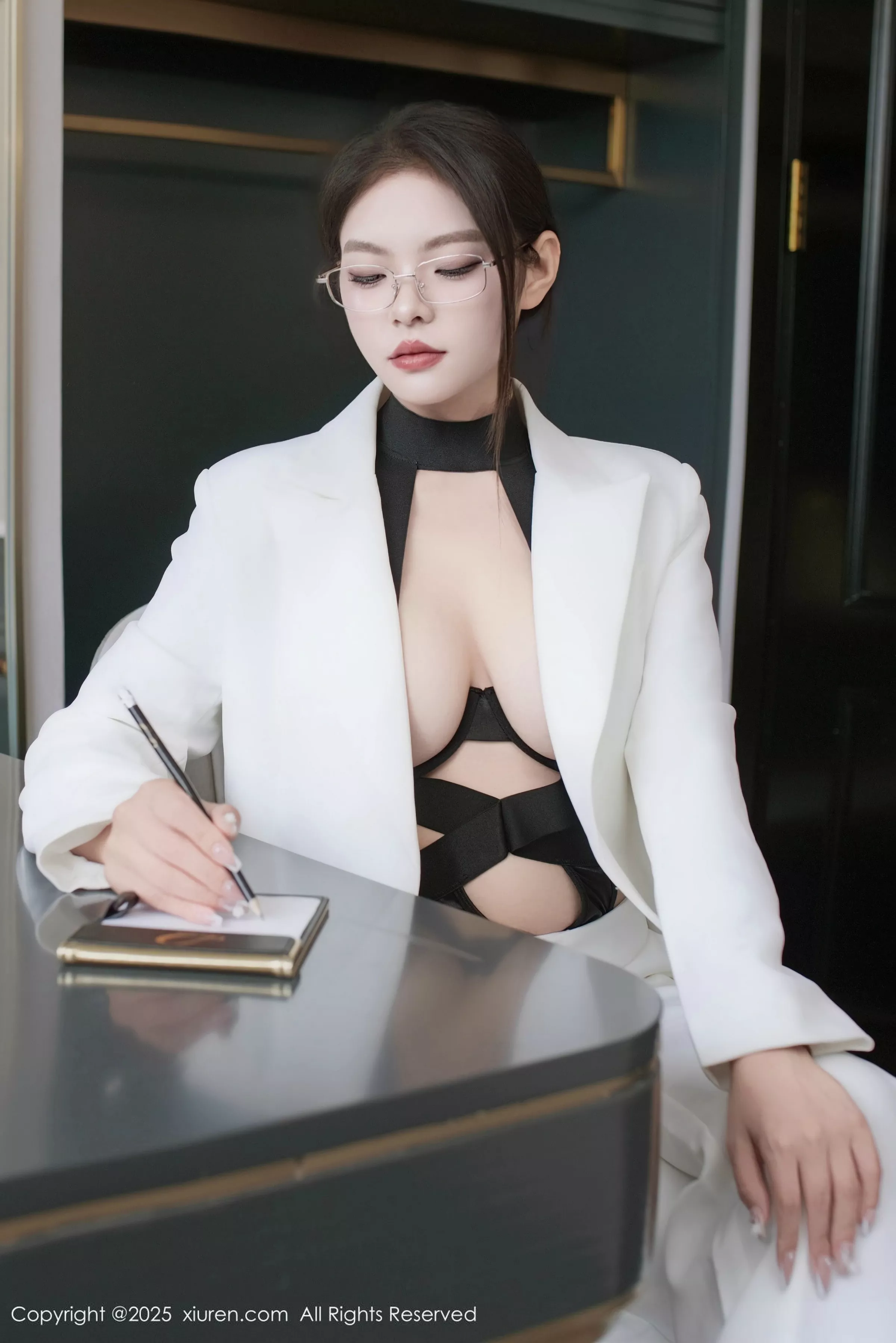 冬安白色西服露黑色情趣内衣配黑丝袜秀丰满身材绝美写真 第 9 张