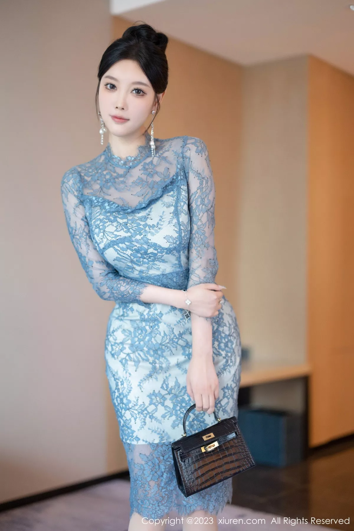杨晨晨蓝灰色薄纱旗袍+性感淡蓝情趣服秀惹火身材绝美写真 第 10 张