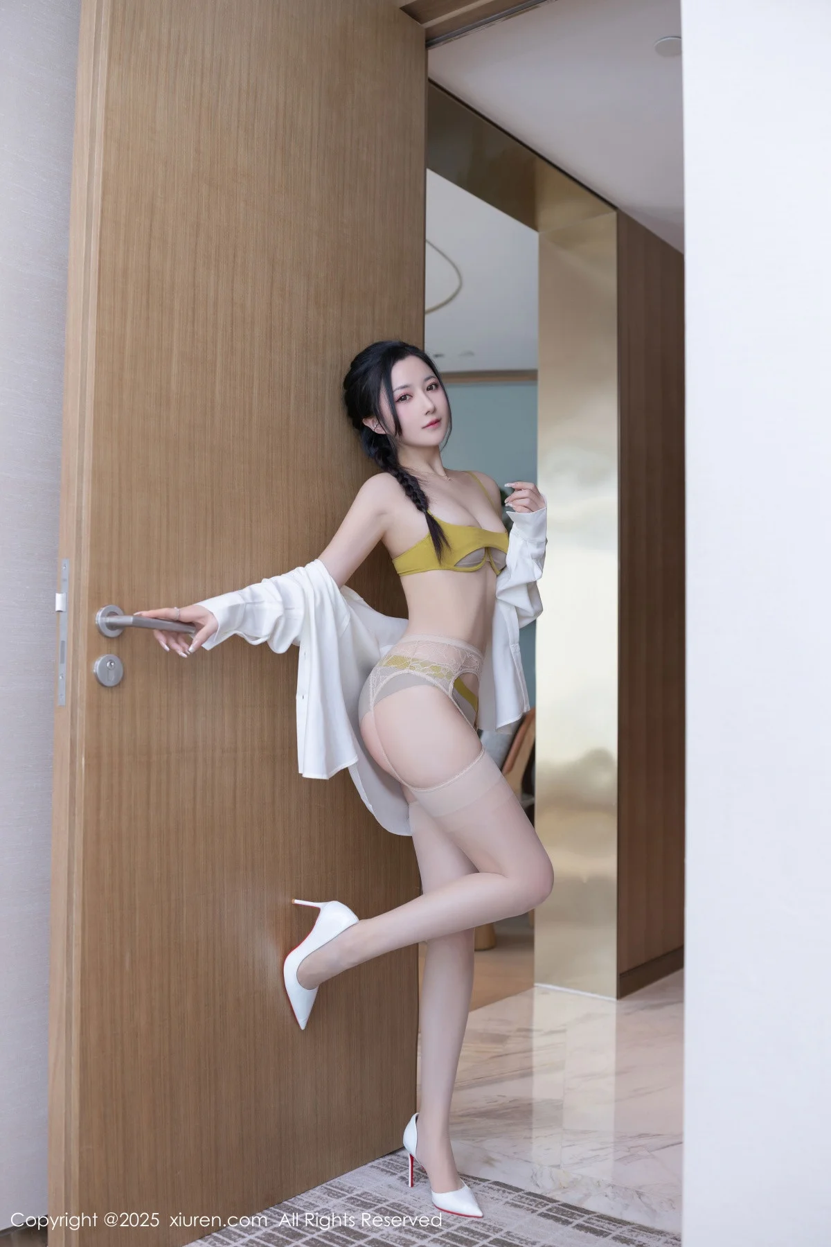 鱼子酱Fish白衬衫露性感内衣配肉丝吊袜秀曼妙身材绝美写真 第 17 张