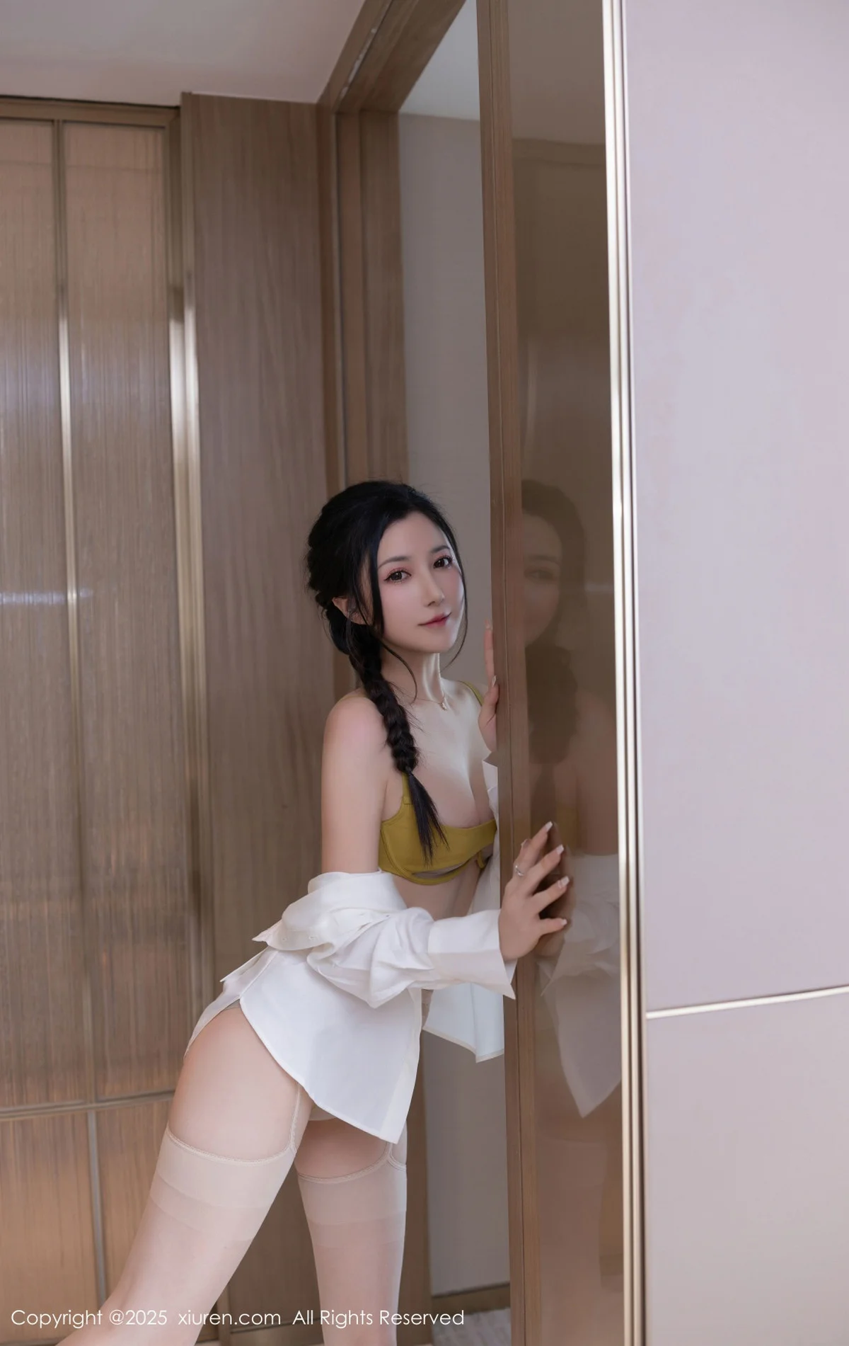 鱼子酱Fish白衬衫露性感内衣配肉丝吊袜秀曼妙身材绝美写真 第 21 张