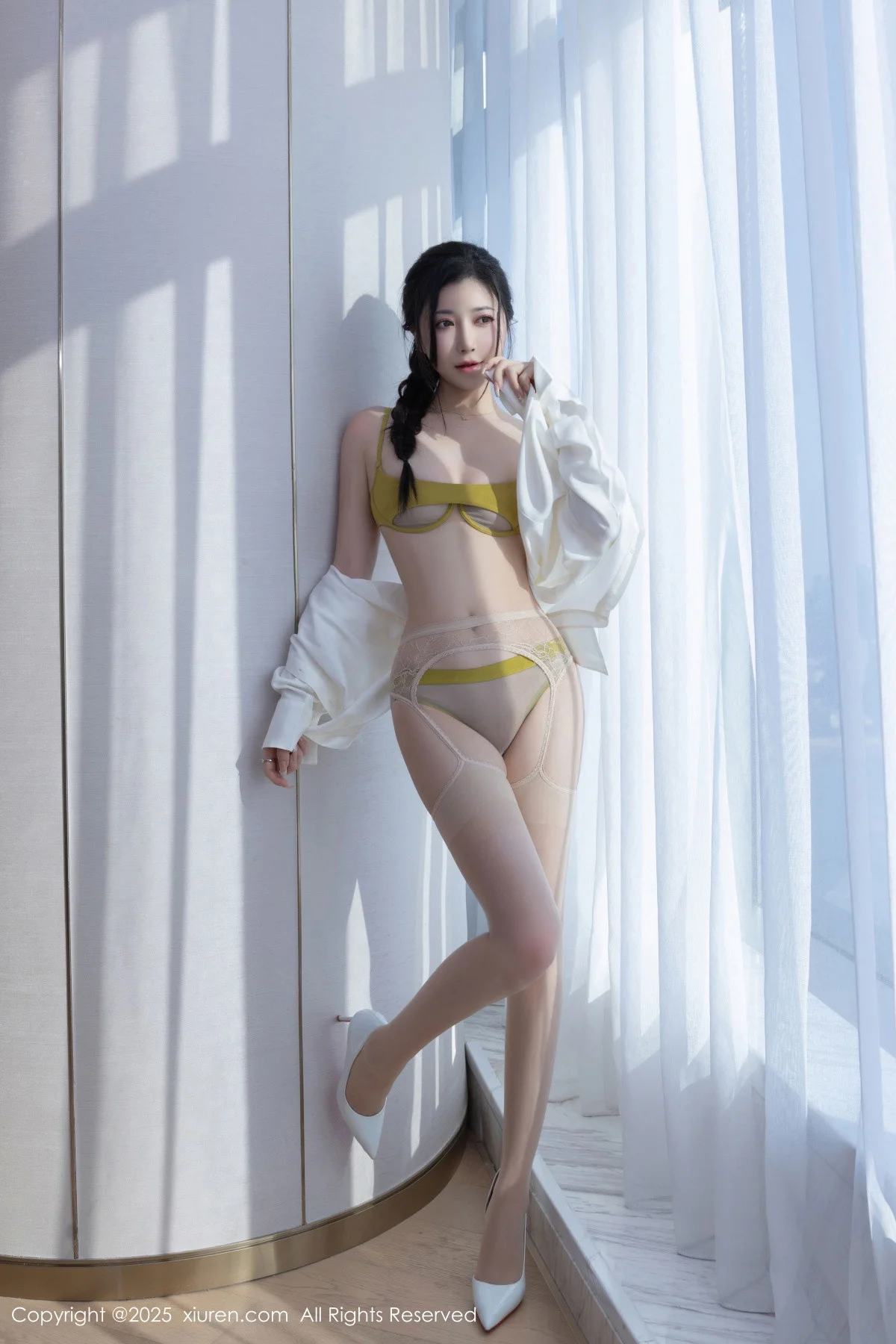 鱼子酱Fish白衬衫露性感内衣配肉丝吊袜秀曼妙身材绝美写真 第 35 张