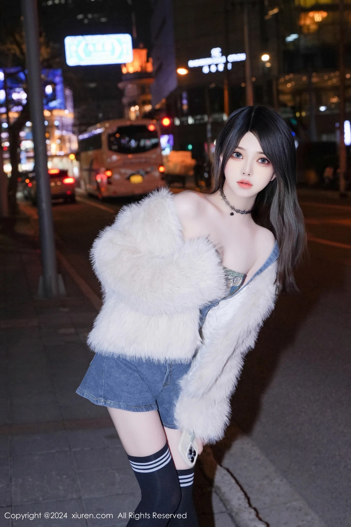林月月性感抹胸牛仔背带服配黑色腿袜秀完美身材迷人写真 第 12 张