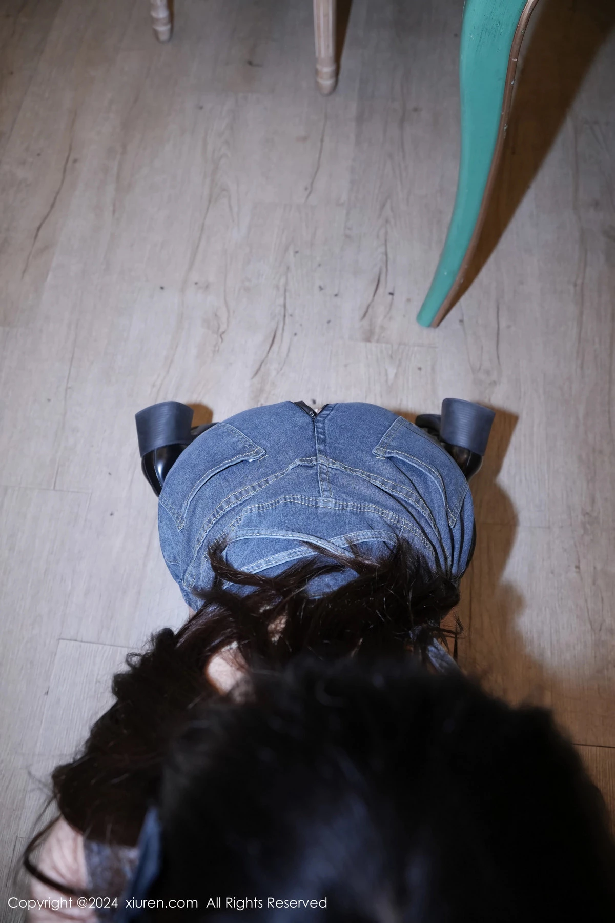 林月月性感抹胸牛仔背带服配黑色腿袜秀完美身材迷人写真 第 18 张