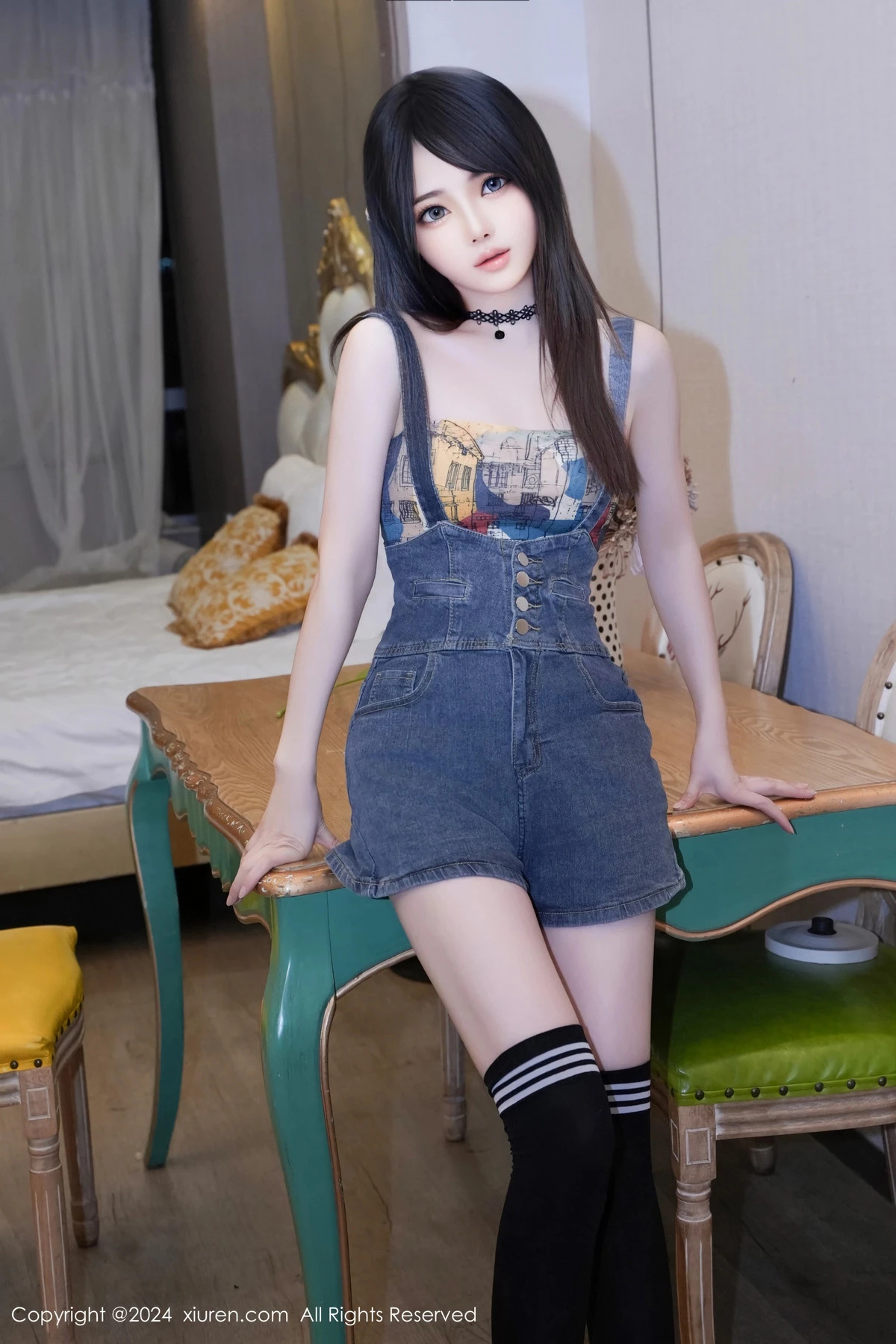 林月月性感抹胸牛仔背带服配黑色腿袜秀完美身材迷人写真 第 21 张