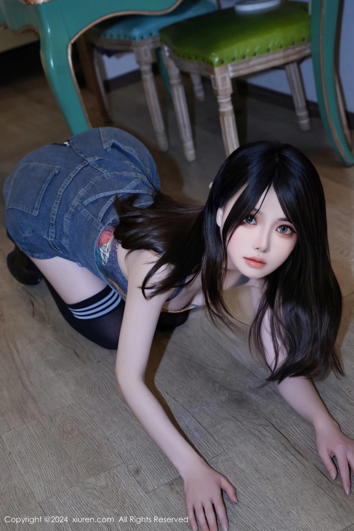 林月月性感抹胸牛仔背带服配黑色腿袜秀完美身材迷人写真 第 26 张