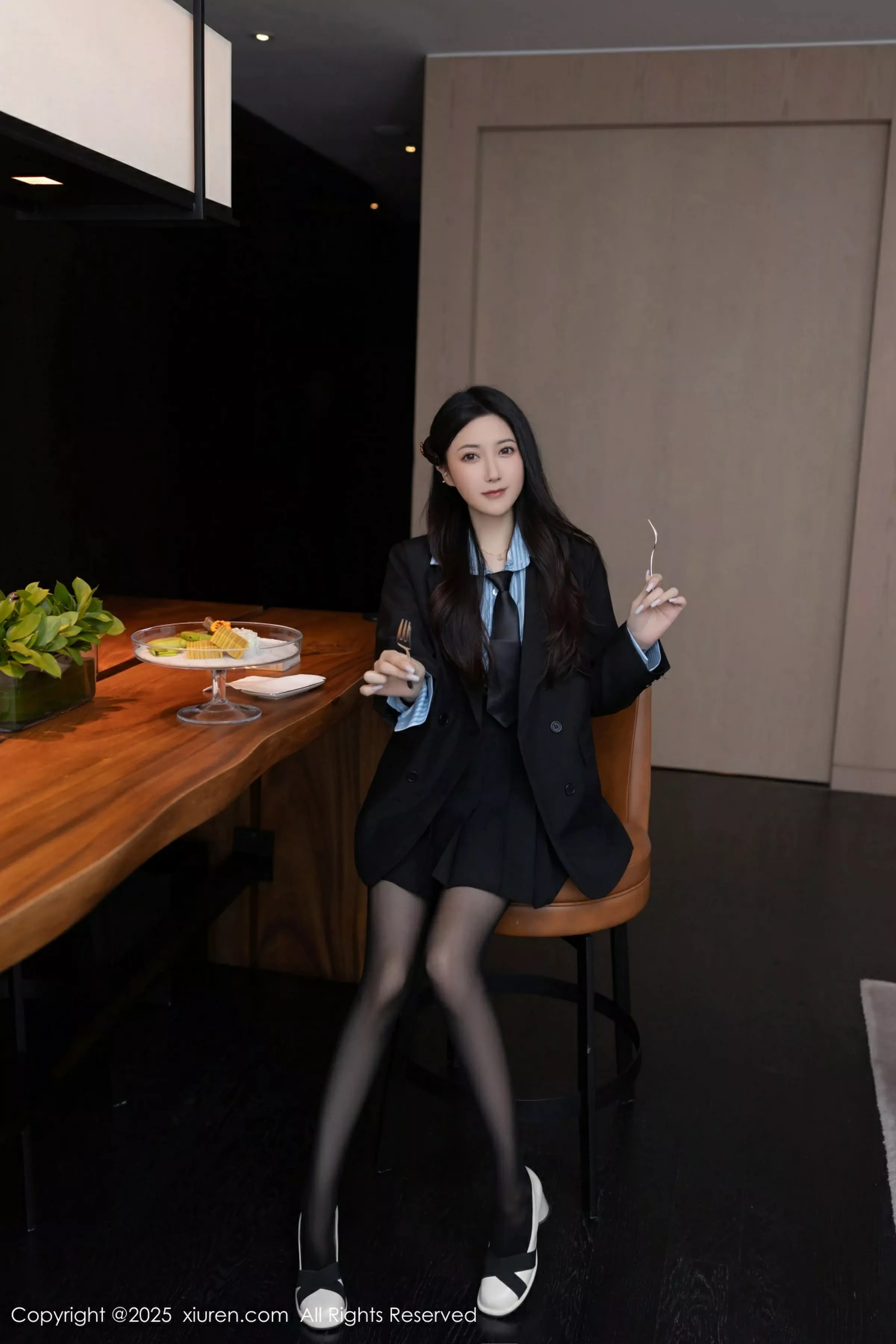 鱼子酱Fish蓝色T恤配黑短裙露超薄黑丝秀曼妙身材绝美写真 第 12 张