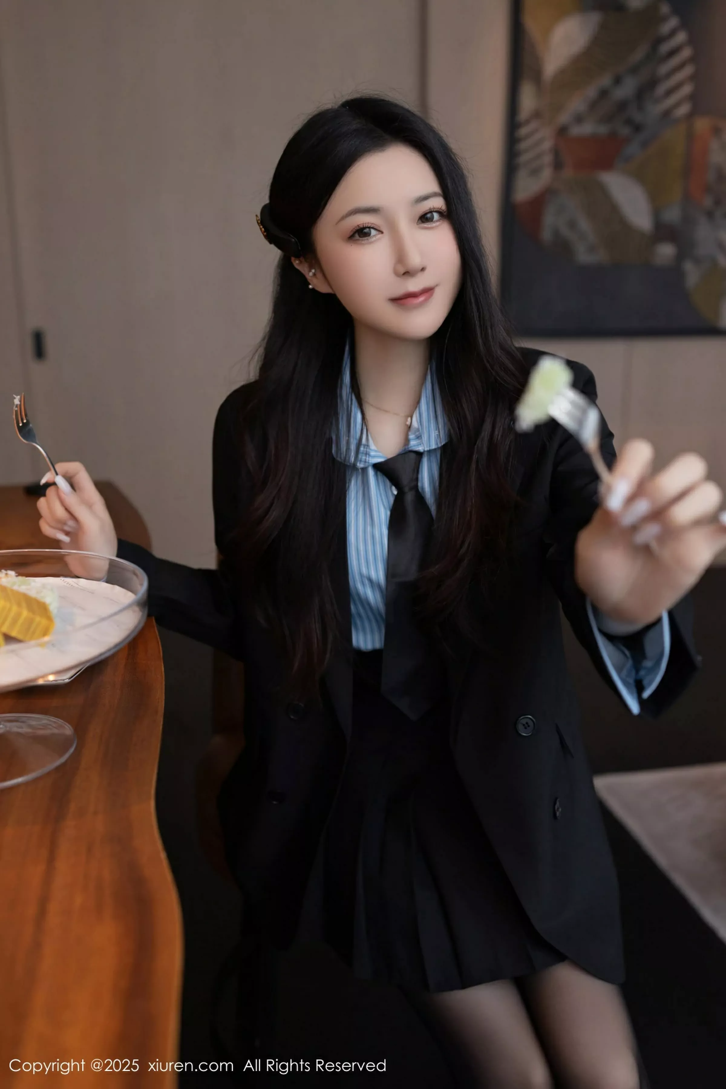 鱼子酱Fish蓝色T恤配黑短裙露超薄黑丝秀曼妙身材绝美写真 第 13 张