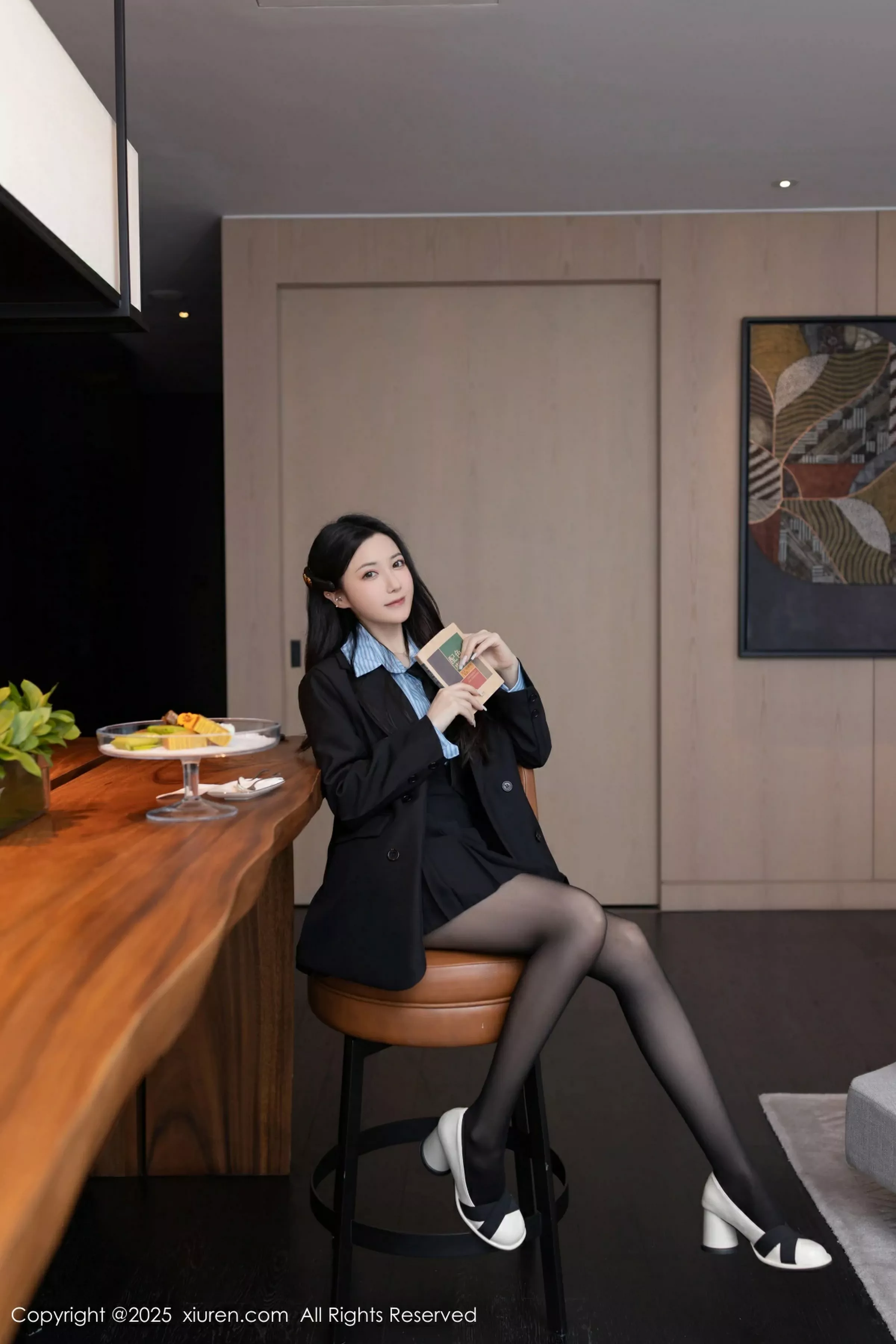 鱼子酱Fish蓝色T恤配黑短裙露超薄黑丝秀曼妙身材绝美写真 第 15 张