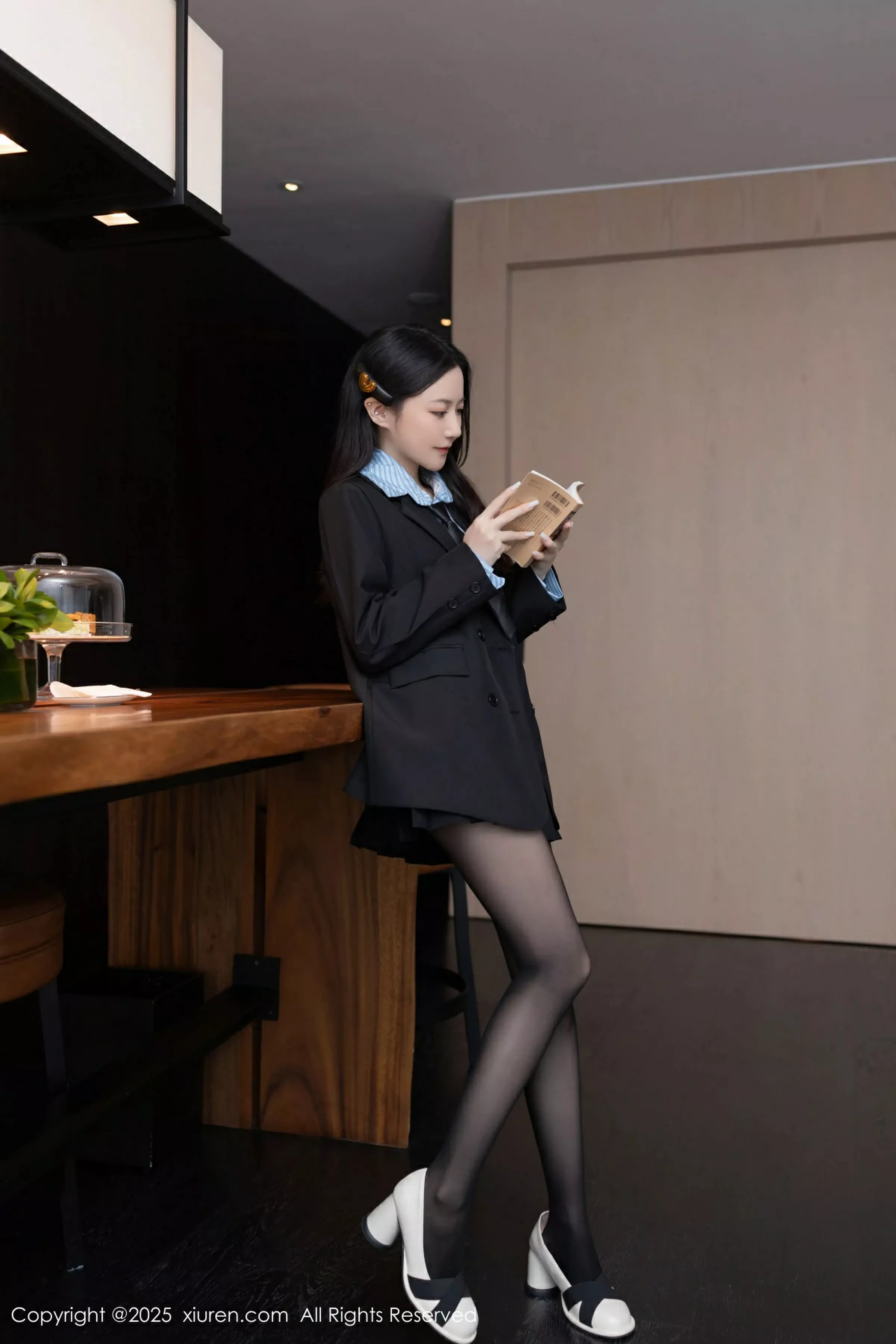 鱼子酱Fish蓝色T恤配黑短裙露超薄黑丝秀曼妙身材绝美写真 第 17 张