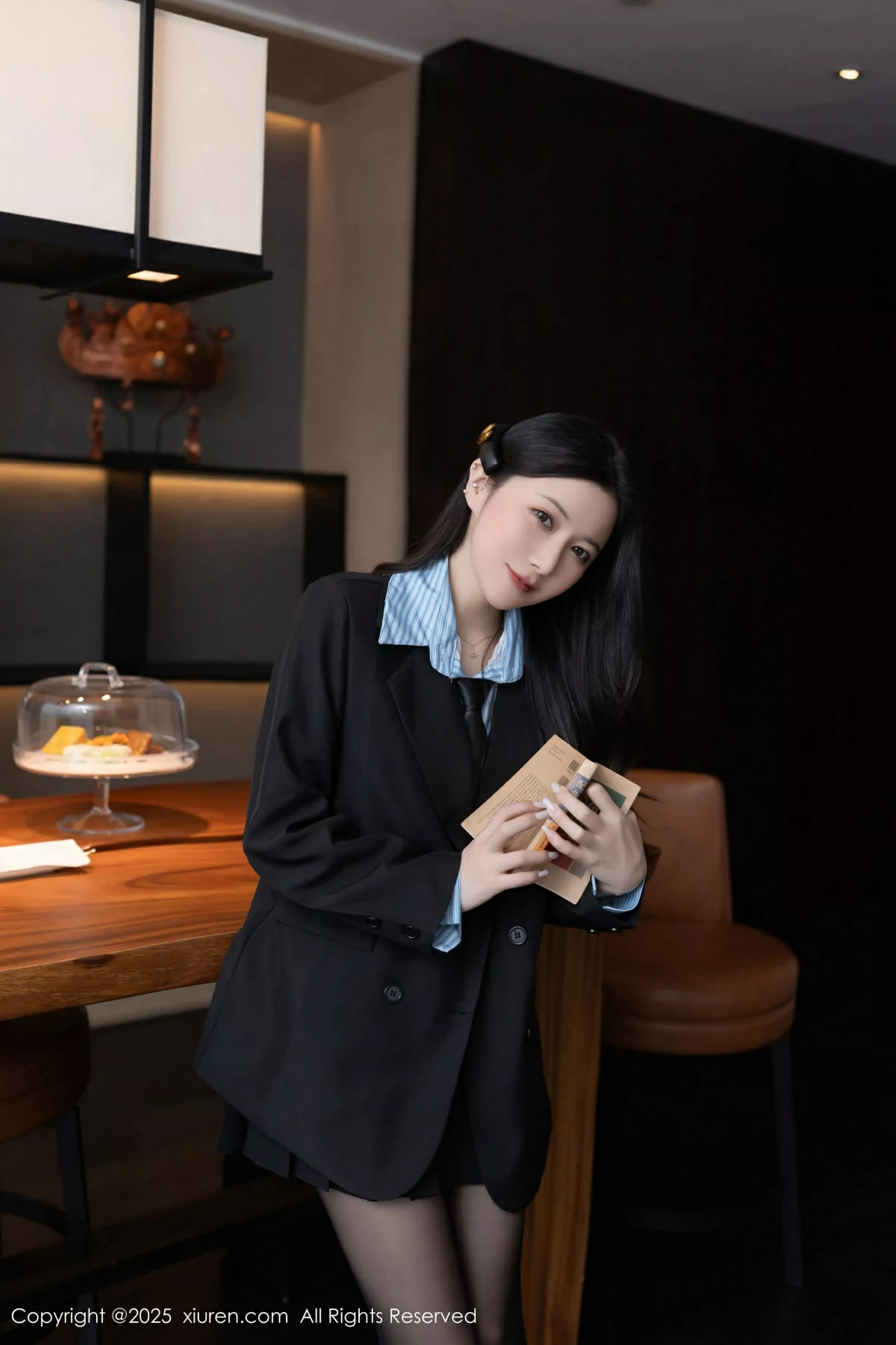 鱼子酱Fish蓝色T恤配黑短裙露超薄黑丝秀曼妙身材绝美写真 第 20 张