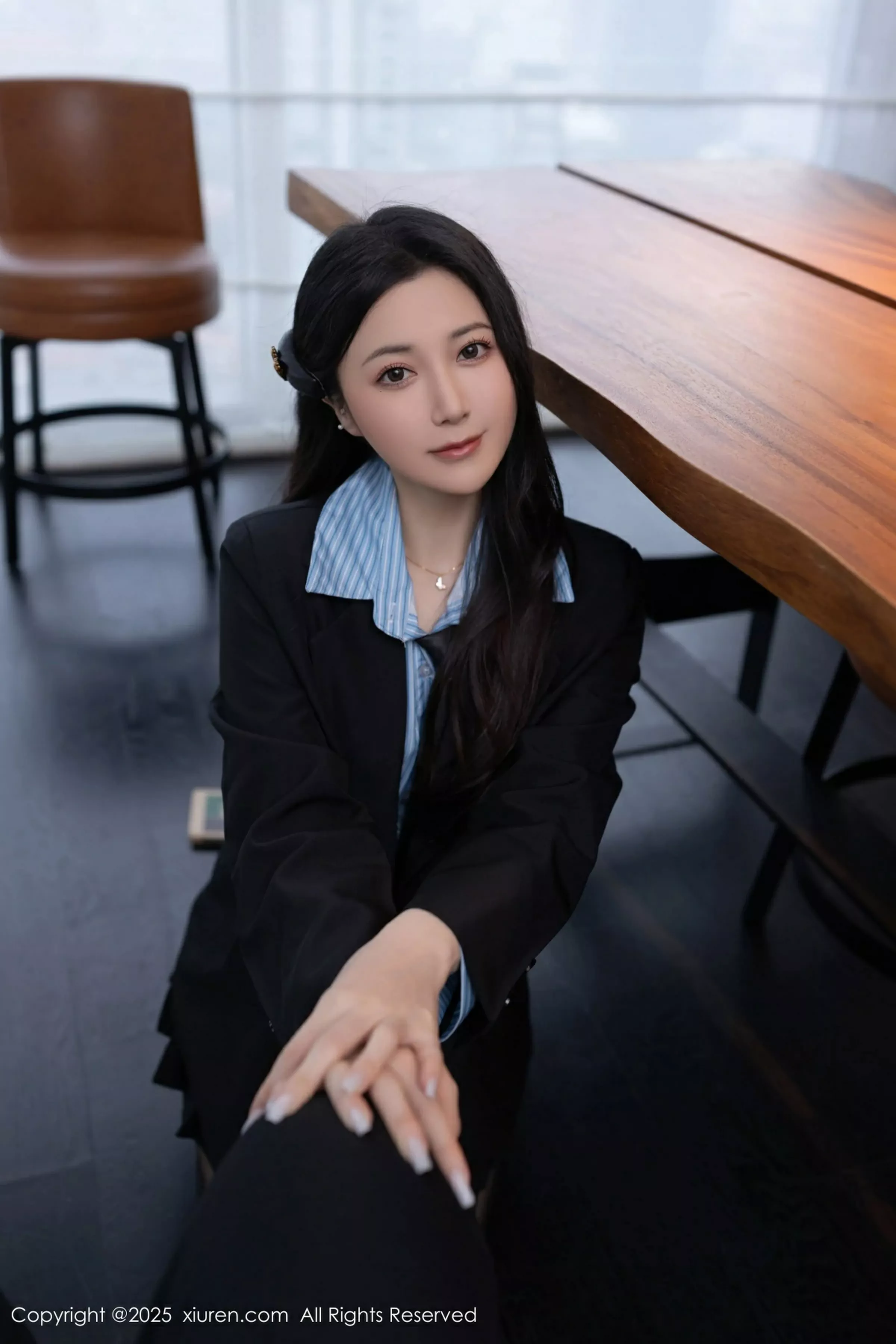 鱼子酱Fish蓝色T恤配黑短裙露超薄黑丝秀曼妙身材绝美写真 第 21 张