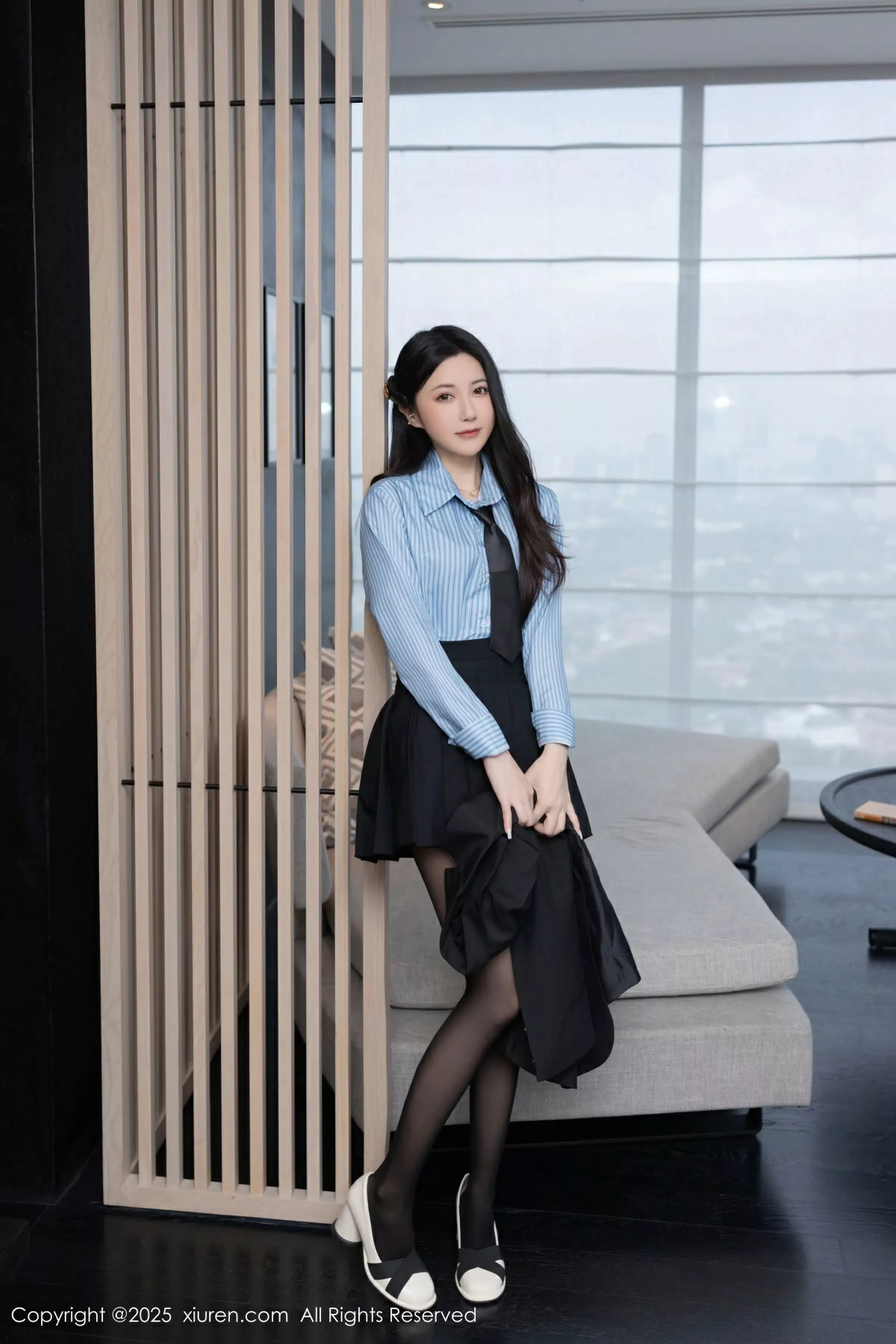 鱼子酱Fish蓝色T恤配黑短裙露超薄黑丝秀曼妙身材绝美写真 第 25 张