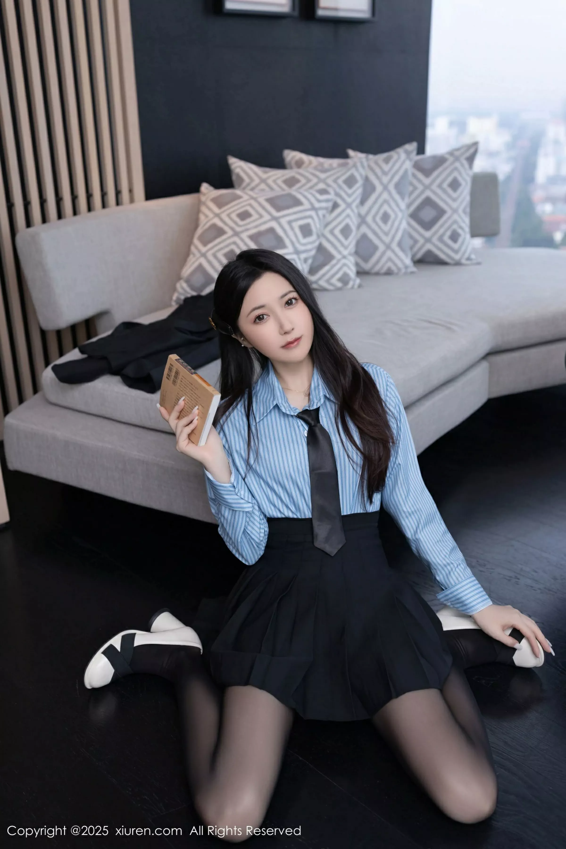 鱼子酱Fish蓝色T恤配黑短裙露超薄黑丝秀曼妙身材绝美写真 第 28 张