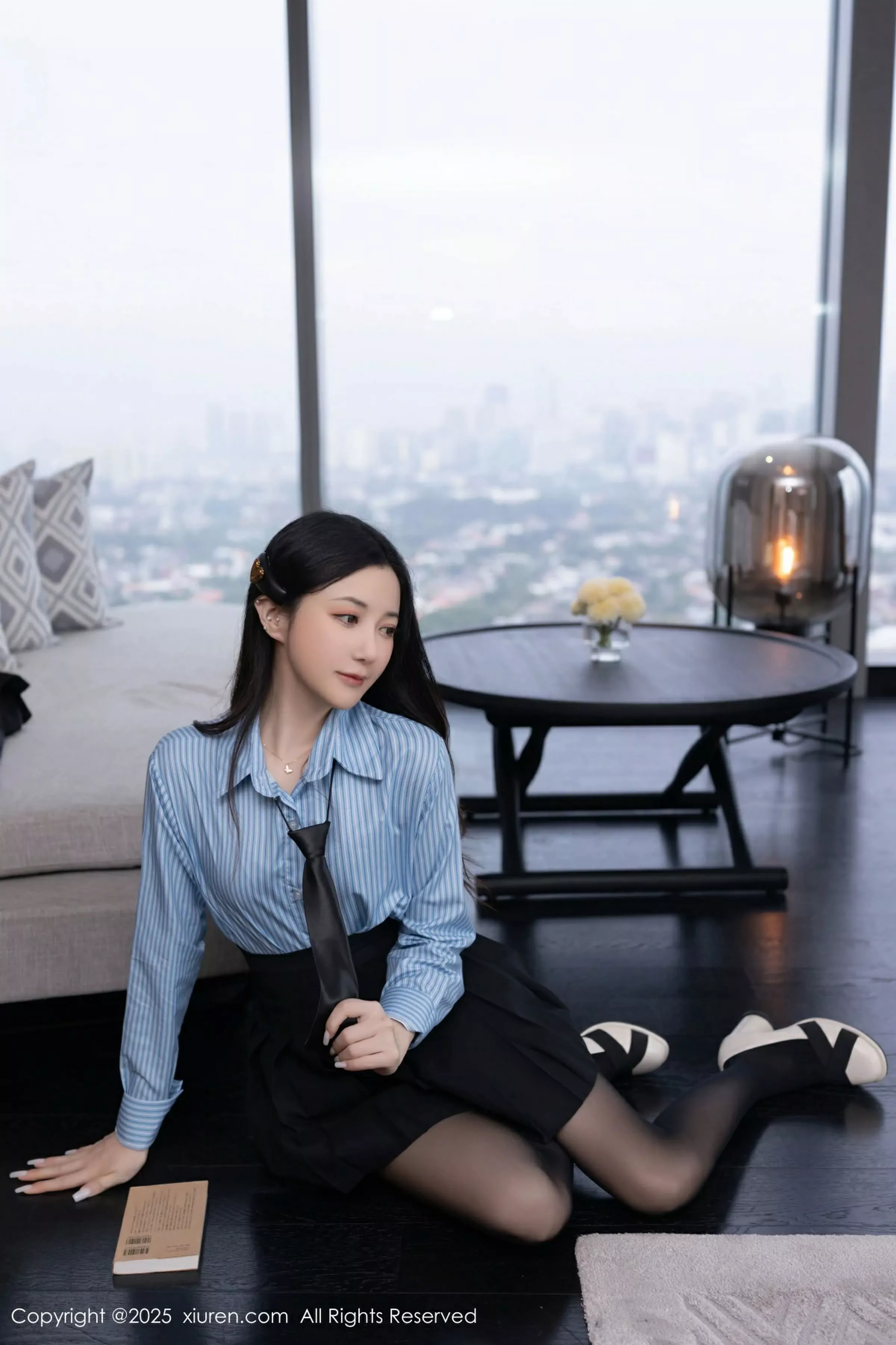 鱼子酱Fish蓝色T恤配黑短裙露超薄黑丝秀曼妙身材绝美写真 第 36 张