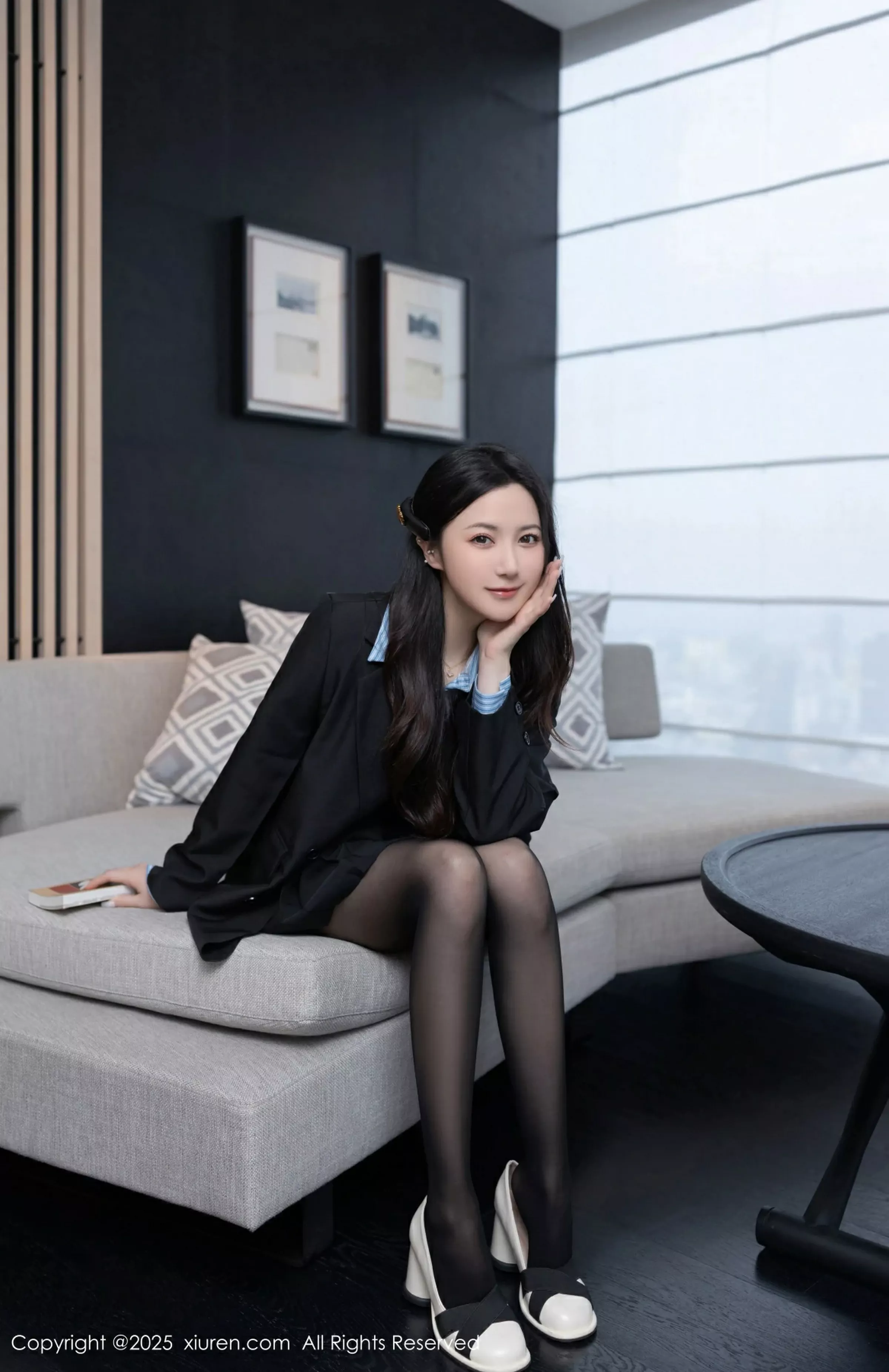 鱼子酱Fish蓝色T恤配黑短裙露超薄黑丝秀曼妙身材绝美写真 第 9 张