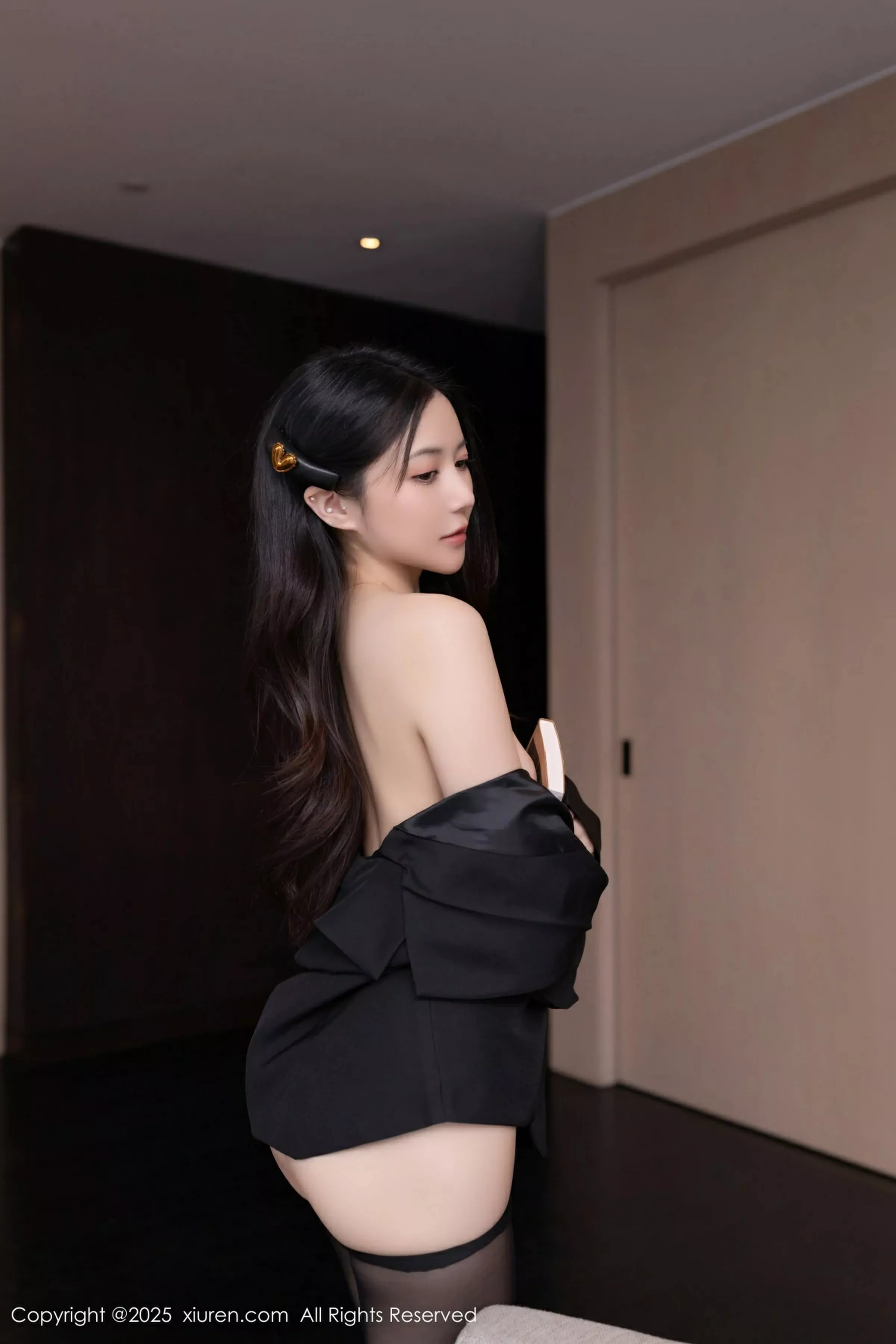 鱼子酱Fish蓝色T恤配黑短裙露超薄黑丝秀曼妙身材绝美写真 第 95 张
