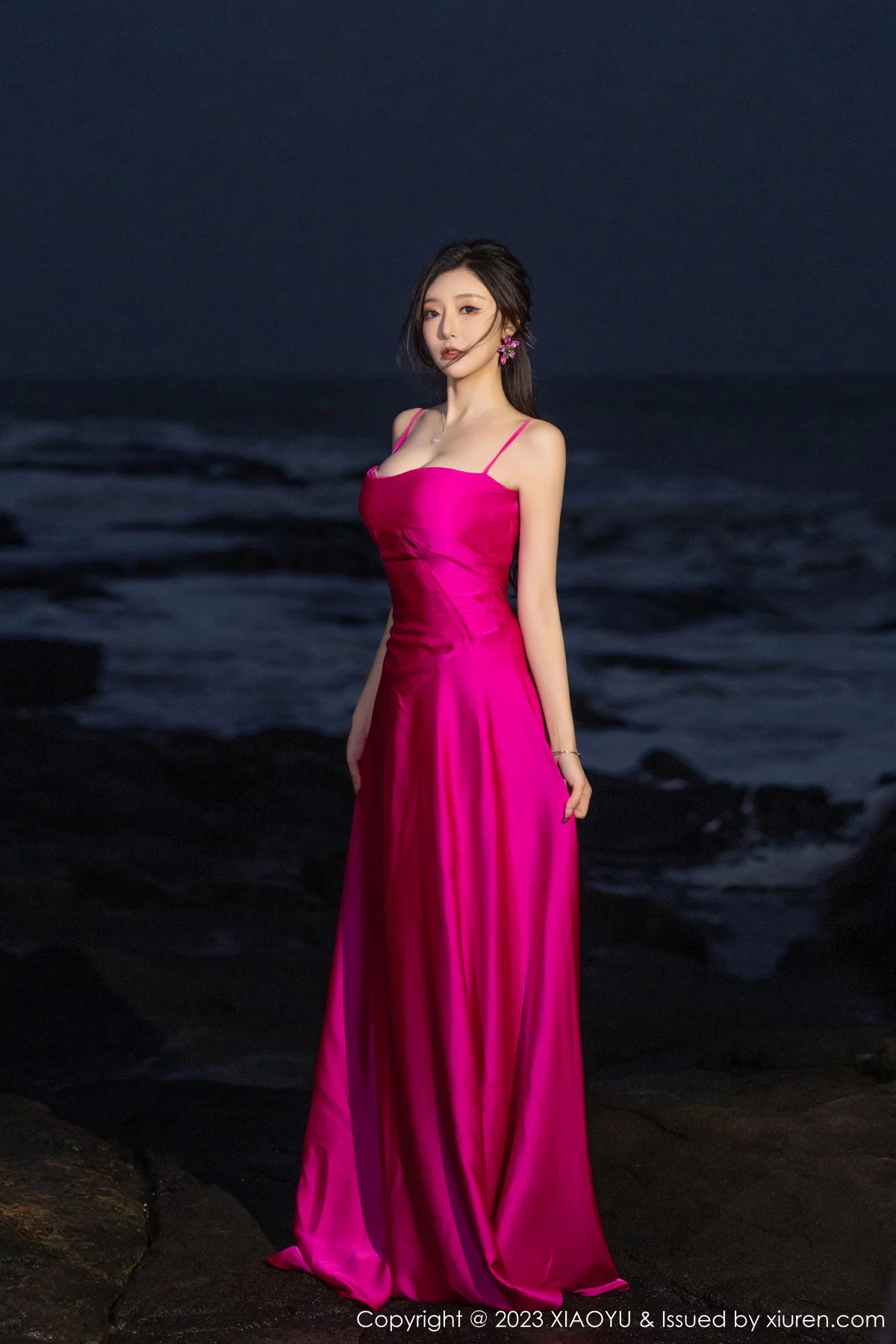 王馨瑶yanni红色吊带连衣长裙+黑色蕾丝情趣服迷人绝美写真 第 13 张