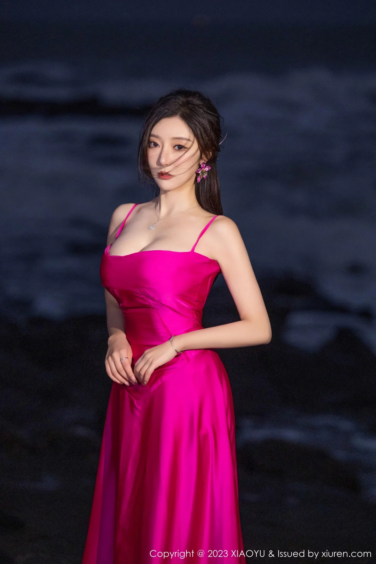 王馨瑶yanni红色吊带连衣长裙+黑色蕾丝情趣服迷人绝美写真 第 15 张