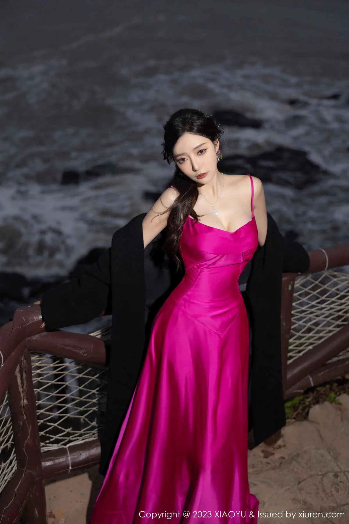 王馨瑶yanni红色吊带连衣长裙+黑色蕾丝情趣服迷人绝美写真 第 2 张