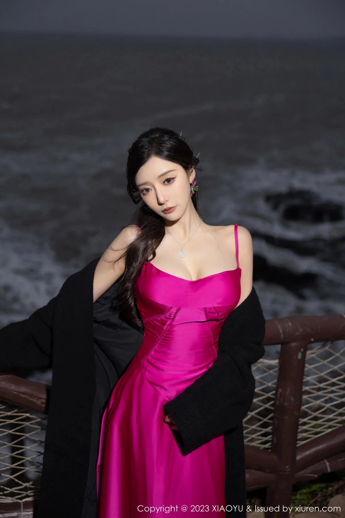 王馨瑶yanni红色吊带连衣长裙+黑色蕾丝情趣服迷人绝美写真 第 3 张