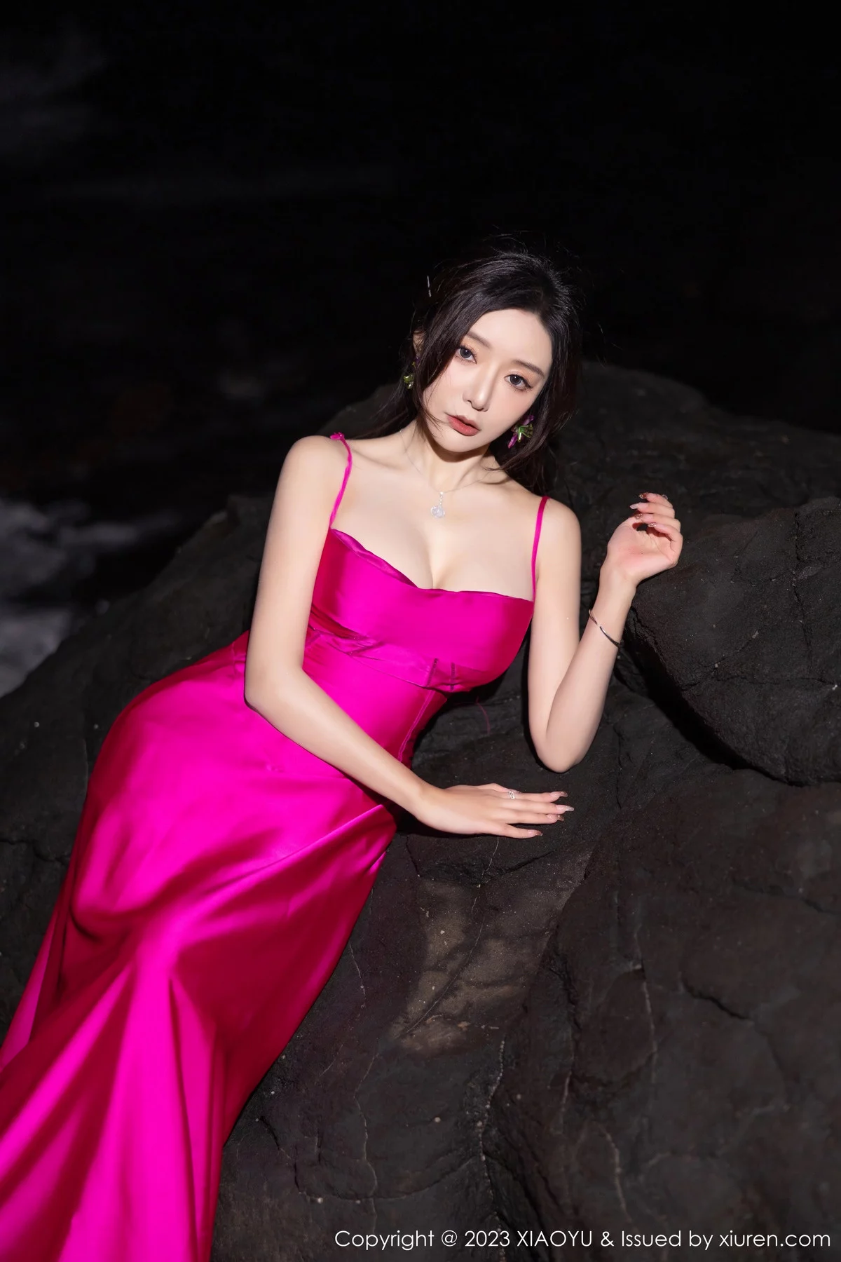 王馨瑶yanni红色吊带连衣长裙+黑色蕾丝情趣服迷人绝美写真 第 34 张