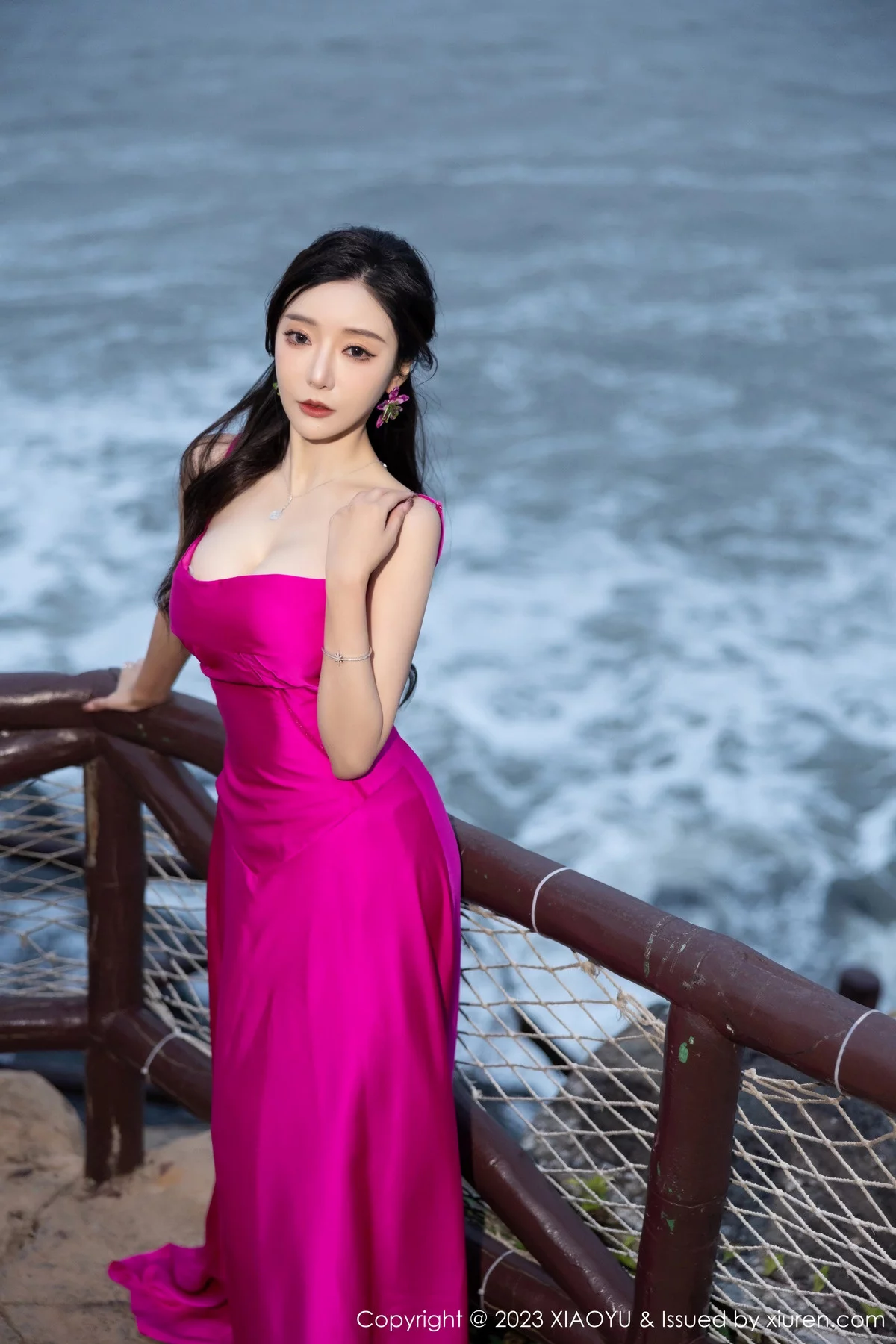 王馨瑶yanni红色吊带连衣长裙+黑色蕾丝情趣服迷人绝美写真 第 9 张