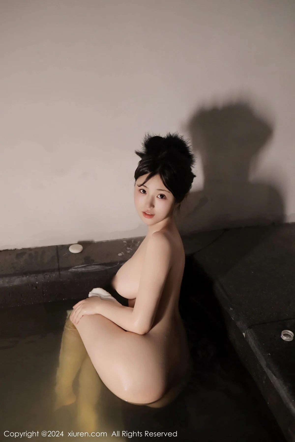 陈小花温泉场景性感白色浴巾裹身秀惹火身材绝美写真 第 15 张