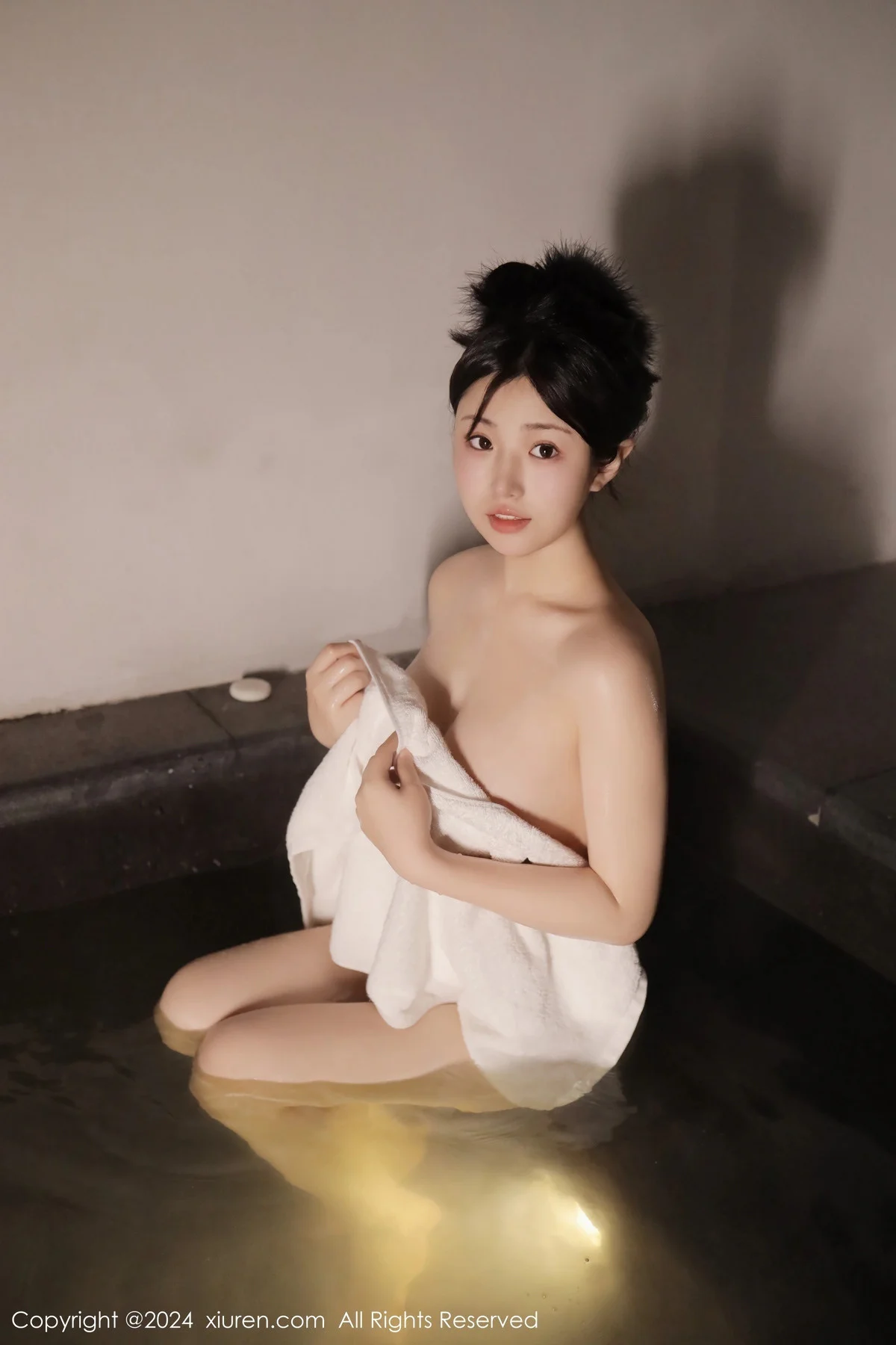 陈小花温泉场景性感白色浴巾裹身秀惹火身材绝美写真 第 2 张