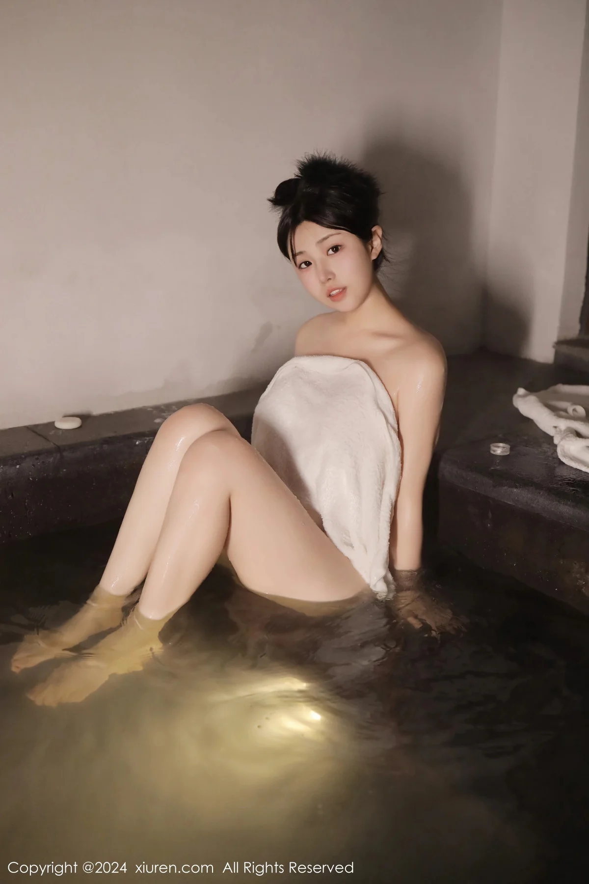 陈小花温泉场景性感白色浴巾裹身秀惹火身材绝美写真 第 3 张
