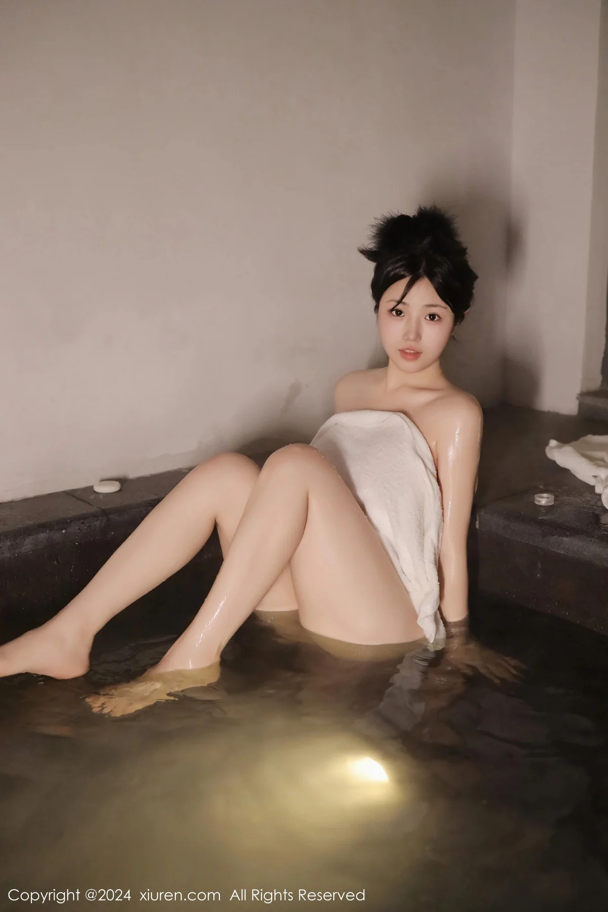 陈小花温泉场景性感白色浴巾裹身秀惹火身材绝美写真 第 4 张