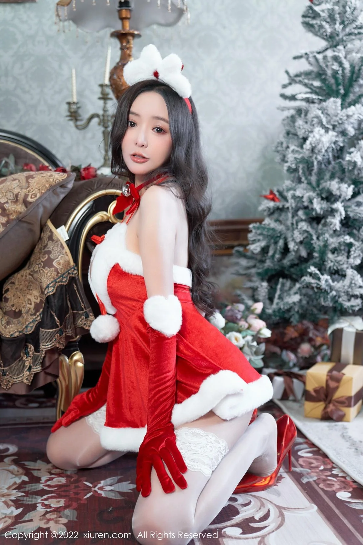 王馨瑶yanni性感红色圣诞装服配白丝袜秀完美身材绝美写真 第 33 张