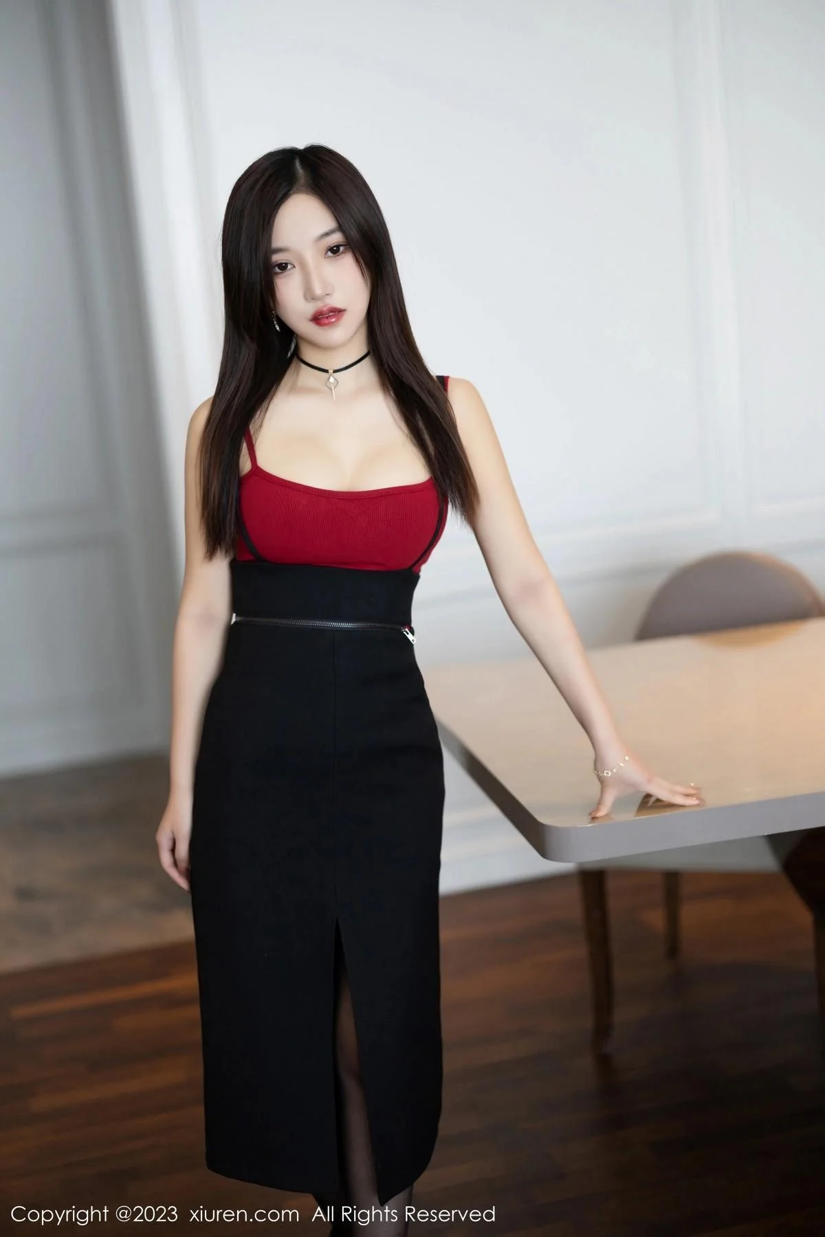 妙可可Cheese红色吊带露黑色情趣内衣配超薄黑丝绝美写真 第 1 张