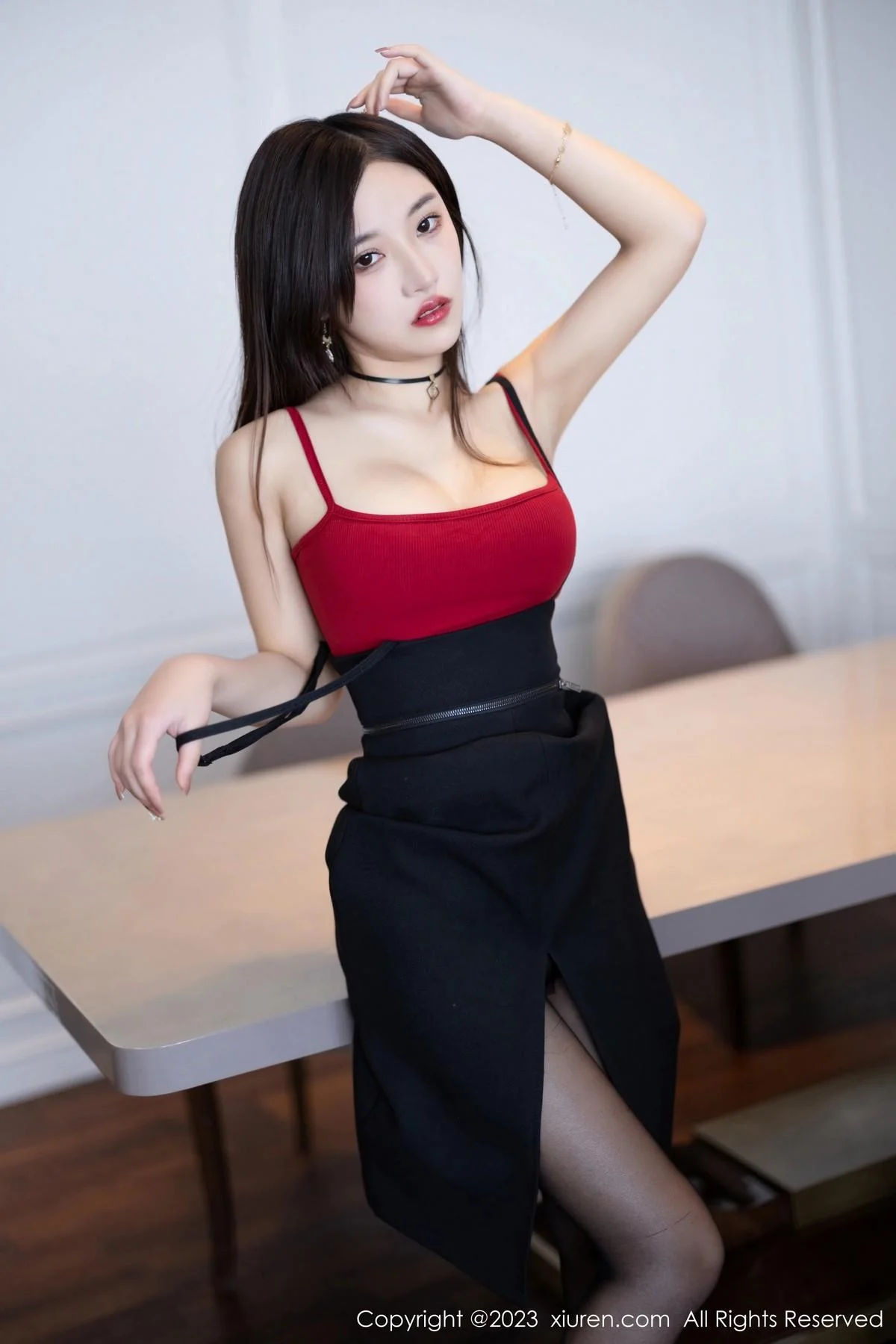 妙可可Cheese红色吊带露黑色情趣内衣配超薄黑丝绝美写真 第 13 张
