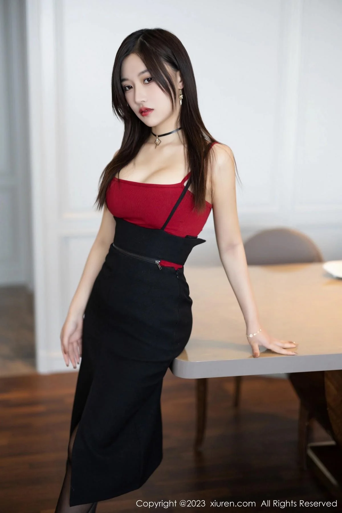 妙可可Cheese红色吊带露黑色情趣内衣配超薄黑丝绝美写真 第 2 张