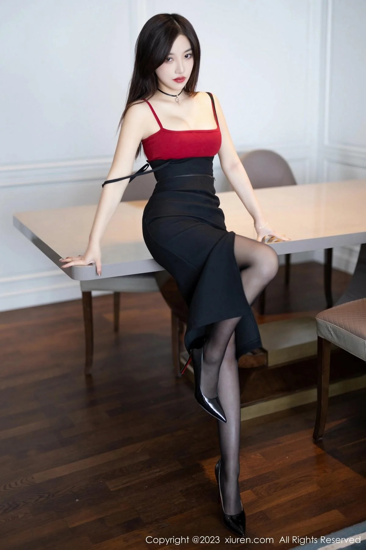 妙可可Cheese红色吊带露黑色情趣内衣配超薄黑丝绝美写真 第 8 张