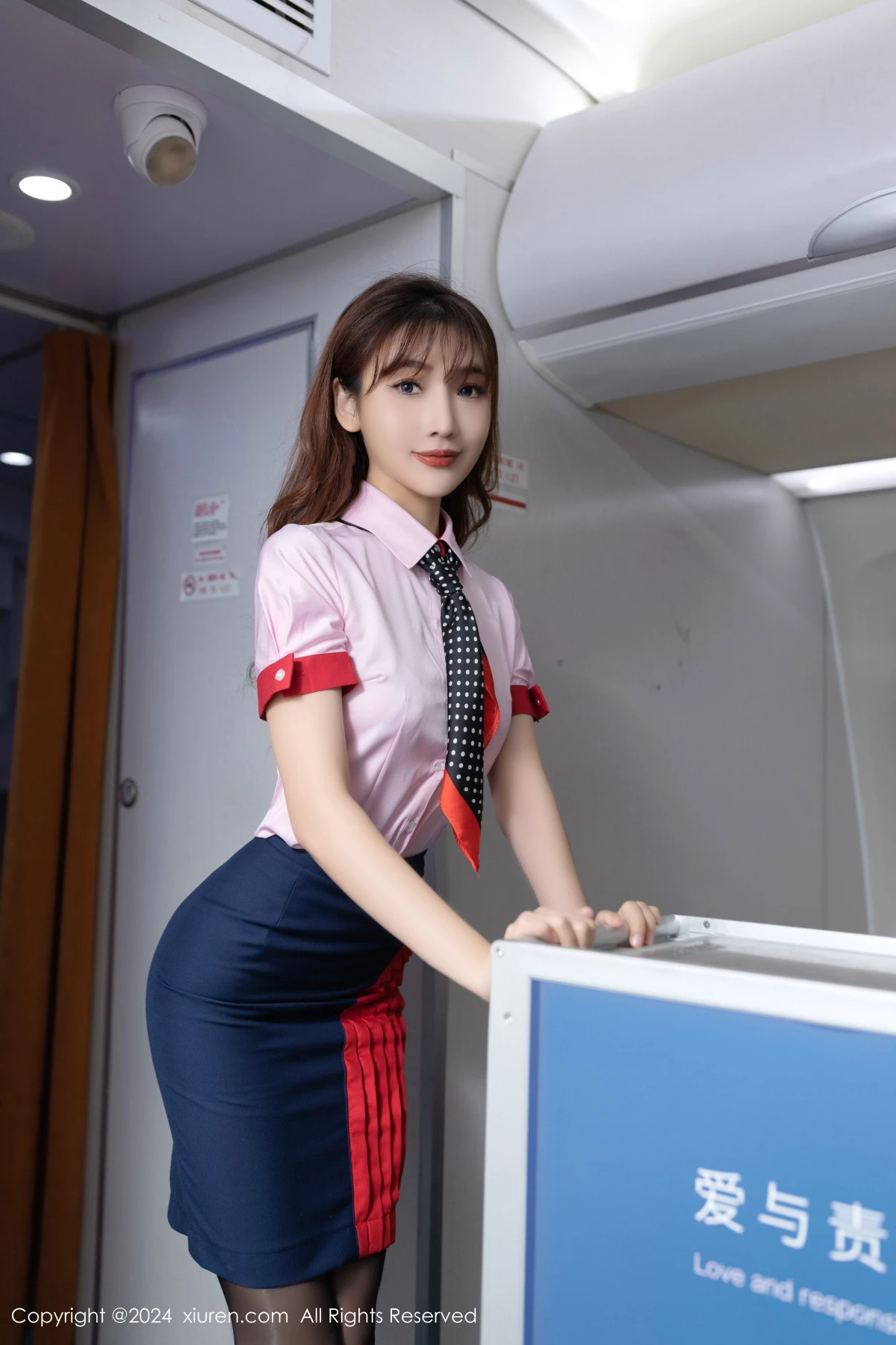 陆萱萱性感粉色空姐制服露粉色内衣秀柔美身段迷人绝美写真 第 16 张