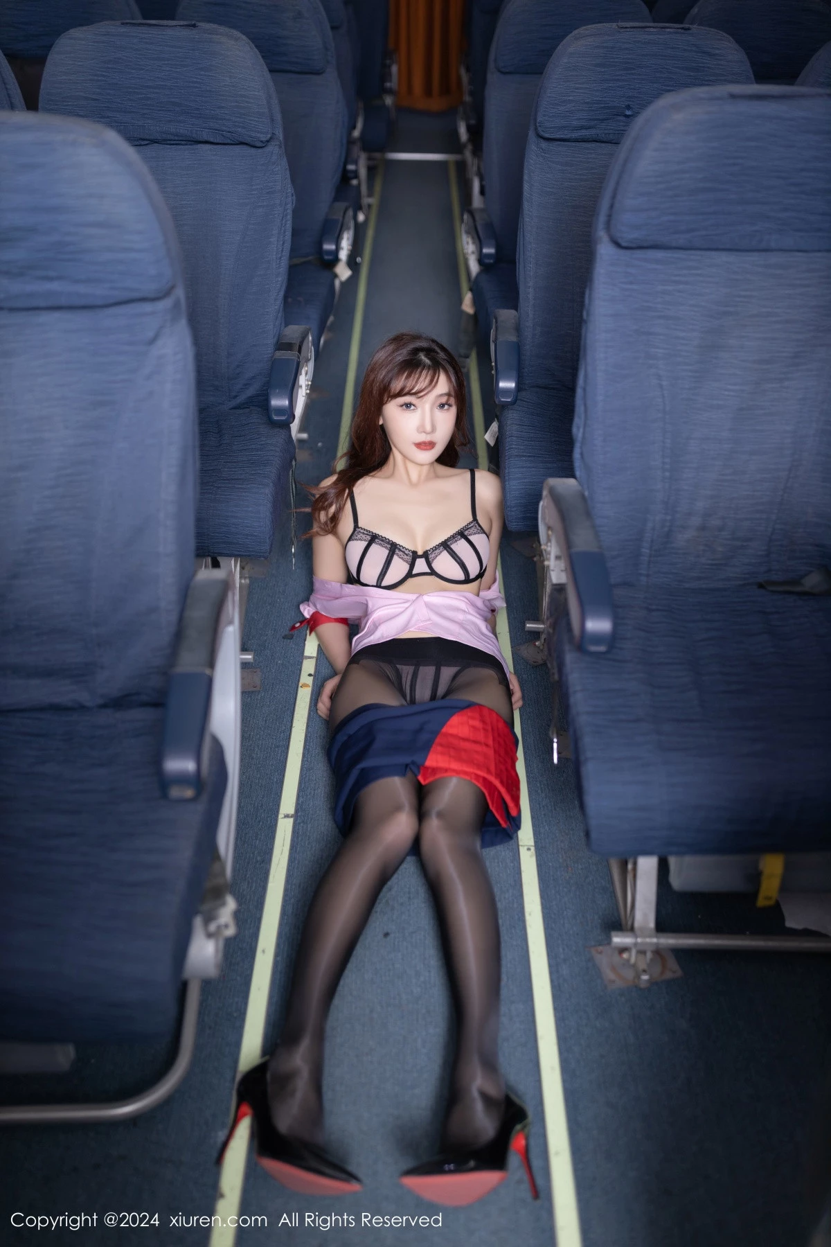 陆萱萱性感粉色空姐制服露粉色内衣秀柔美身段迷人绝美写真 第 39 张