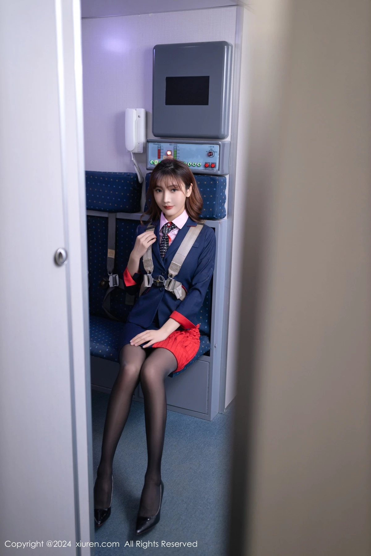 陆萱萱性感粉色空姐制服露粉色内衣秀柔美身段迷人绝美写真 第 9 张