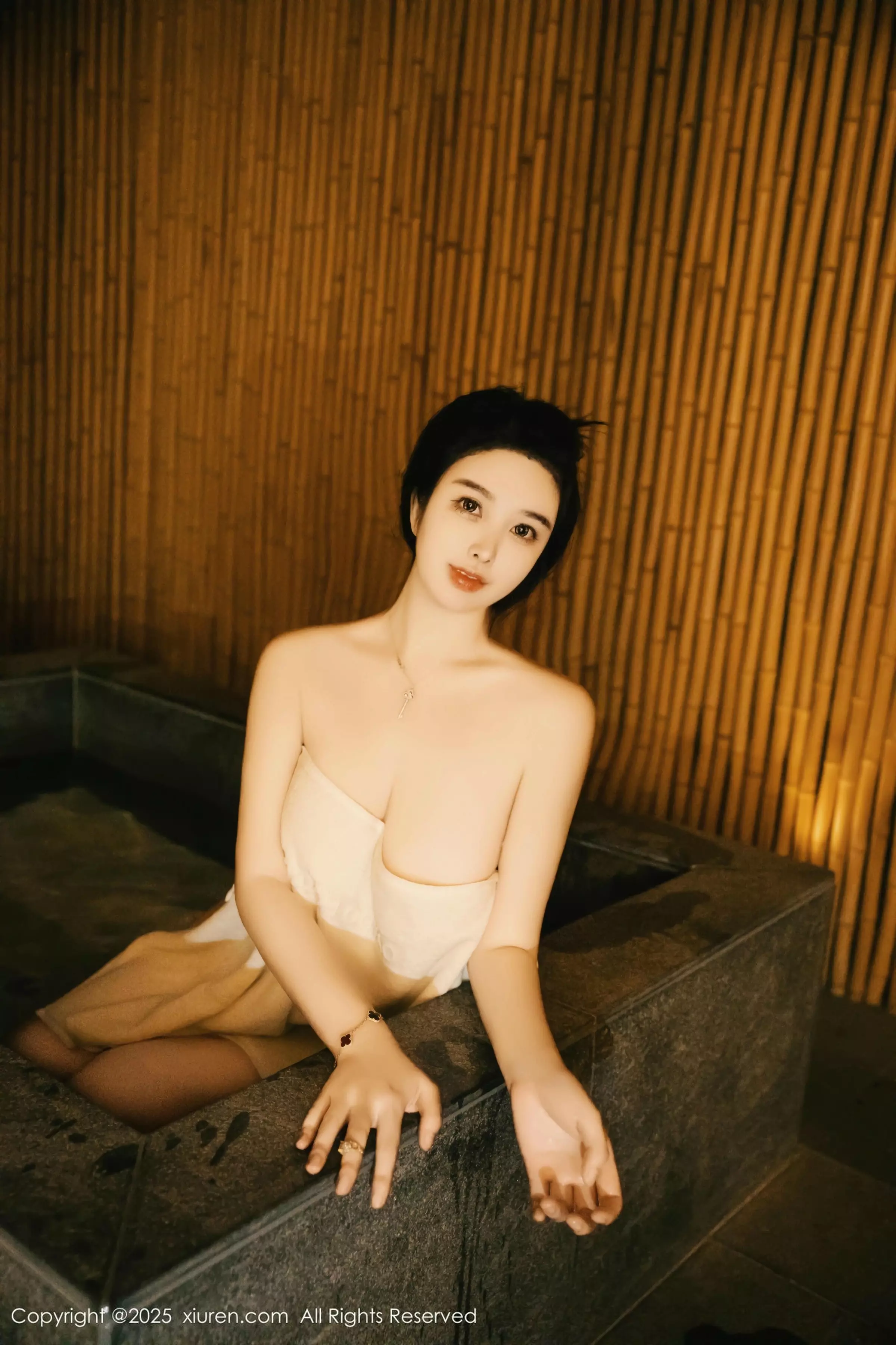 林若凡F温泉主题性感白色浴巾半撩秀丰腴身材惹火绝美写真 第 29 张