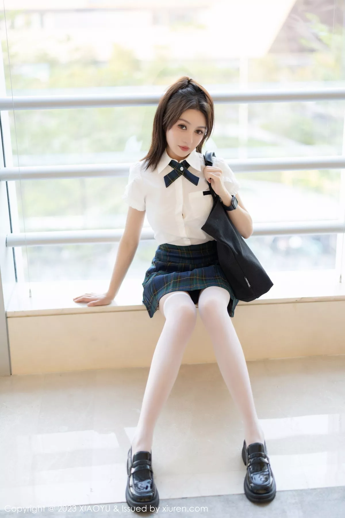 唐宁宁性感白T配格子短裙露白色内衣配白丝袜惹火绝美写真 第 12 张