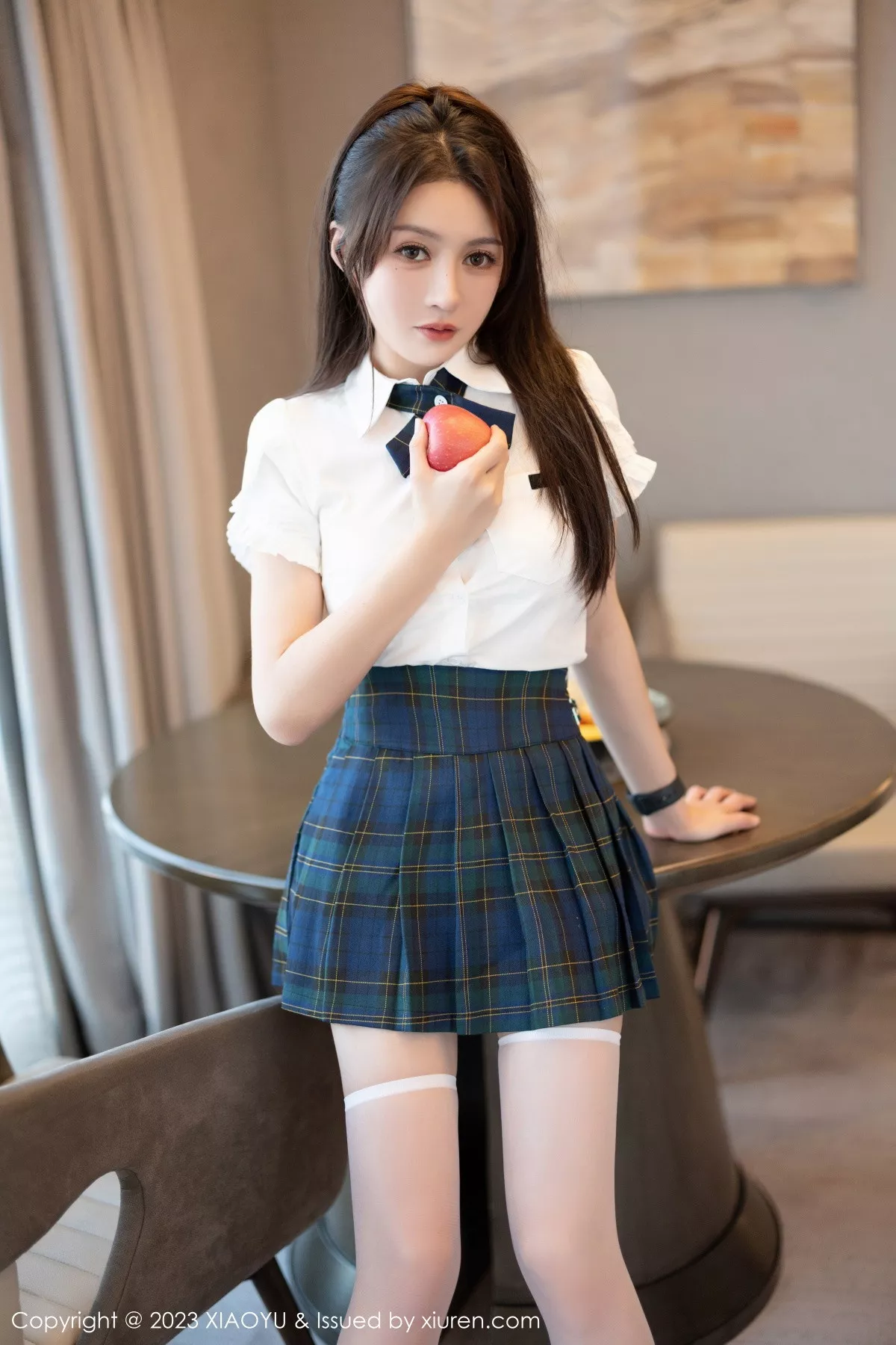唐宁宁性感白T配格子短裙露白色内衣配白丝袜惹火绝美写真 第 17 张