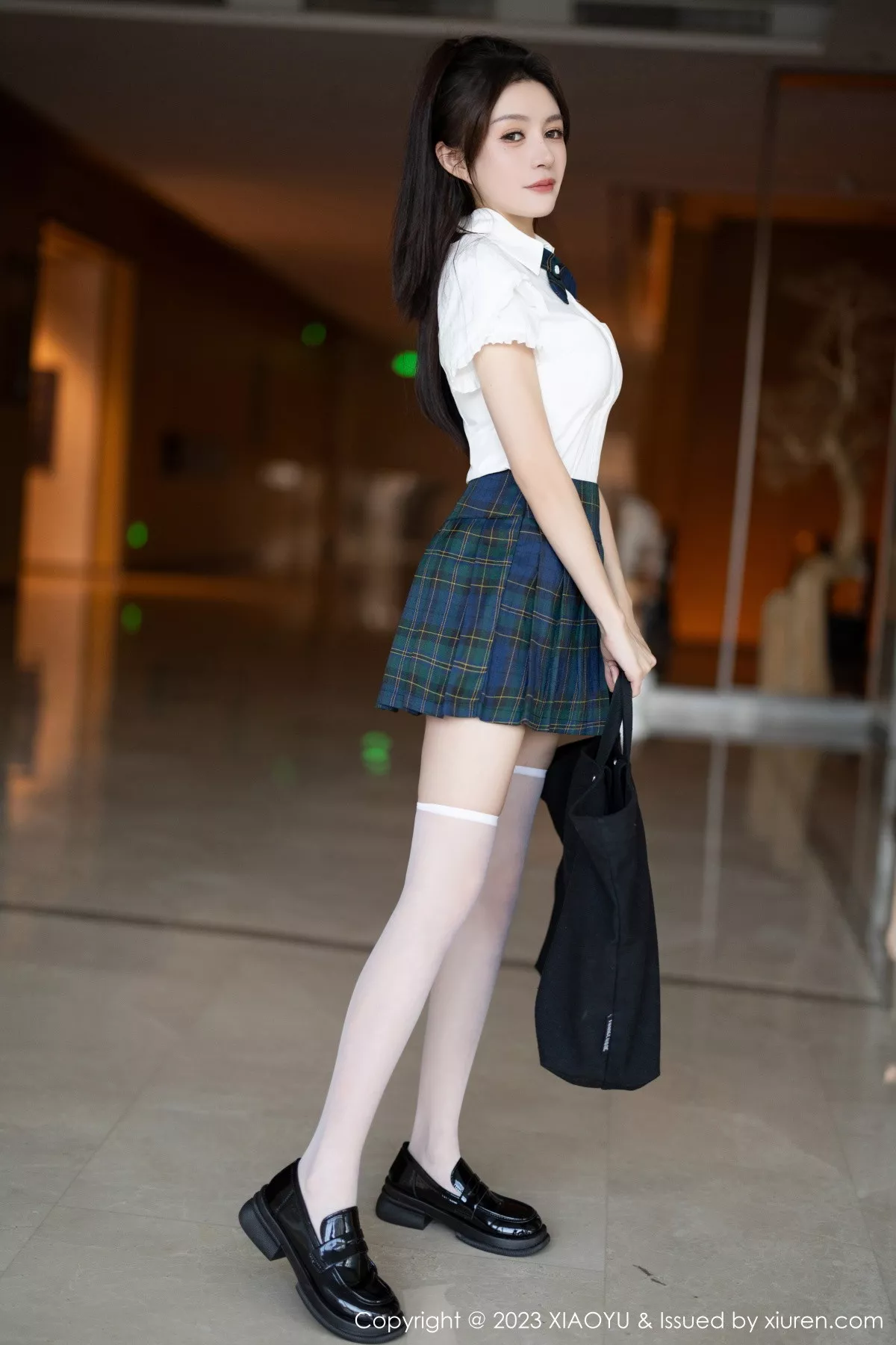 唐宁宁性感白T配格子短裙露白色内衣配白丝袜惹火绝美写真 第 2 张