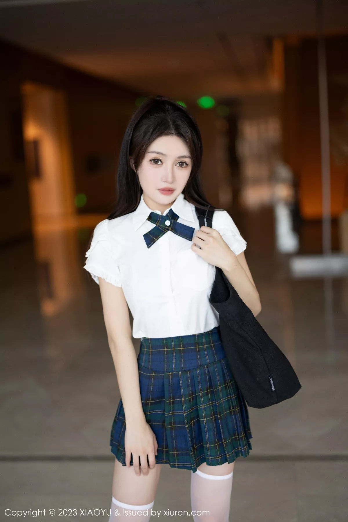 唐宁宁性感白T配格子短裙露白色内衣配白丝袜惹火绝美写真 第 5 张