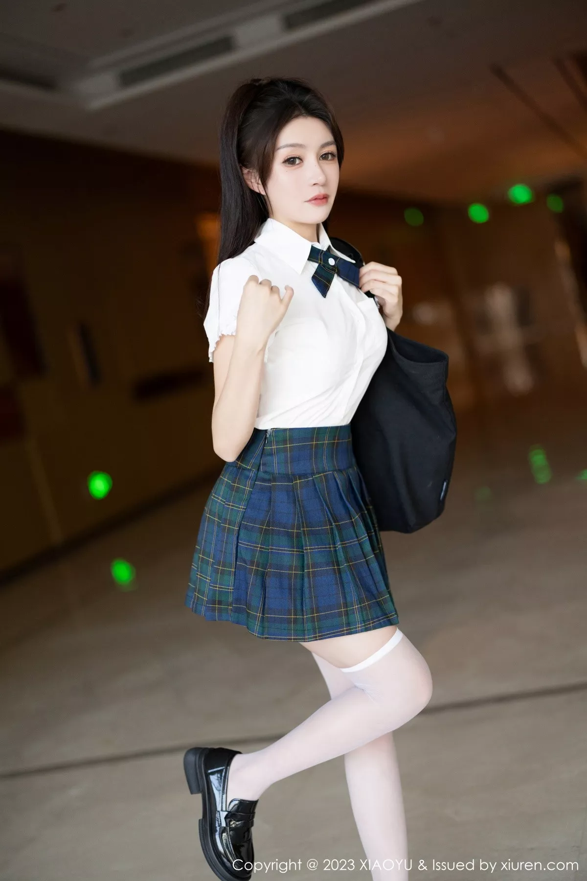 唐宁宁性感白T配格子短裙露白色内衣配白丝袜惹火绝美写真 第 7 张