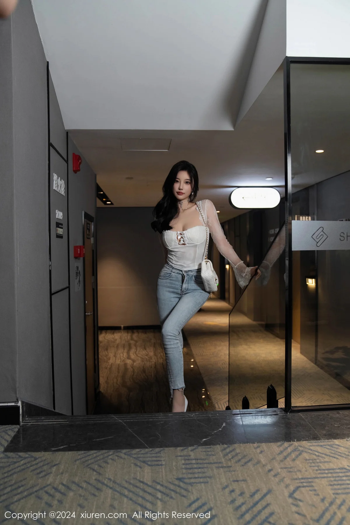 杨晨晨Yome性感白色上衣配牛仔长裤秀丰腴身姿绝美写真 第 13 张