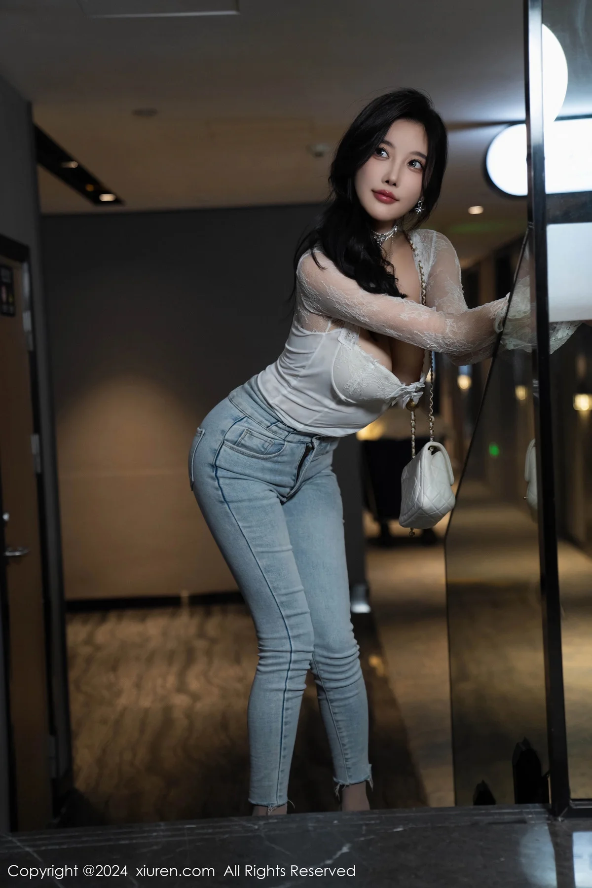 杨晨晨Yome性感白色上衣配牛仔长裤秀丰腴身姿绝美写真 第 15 张