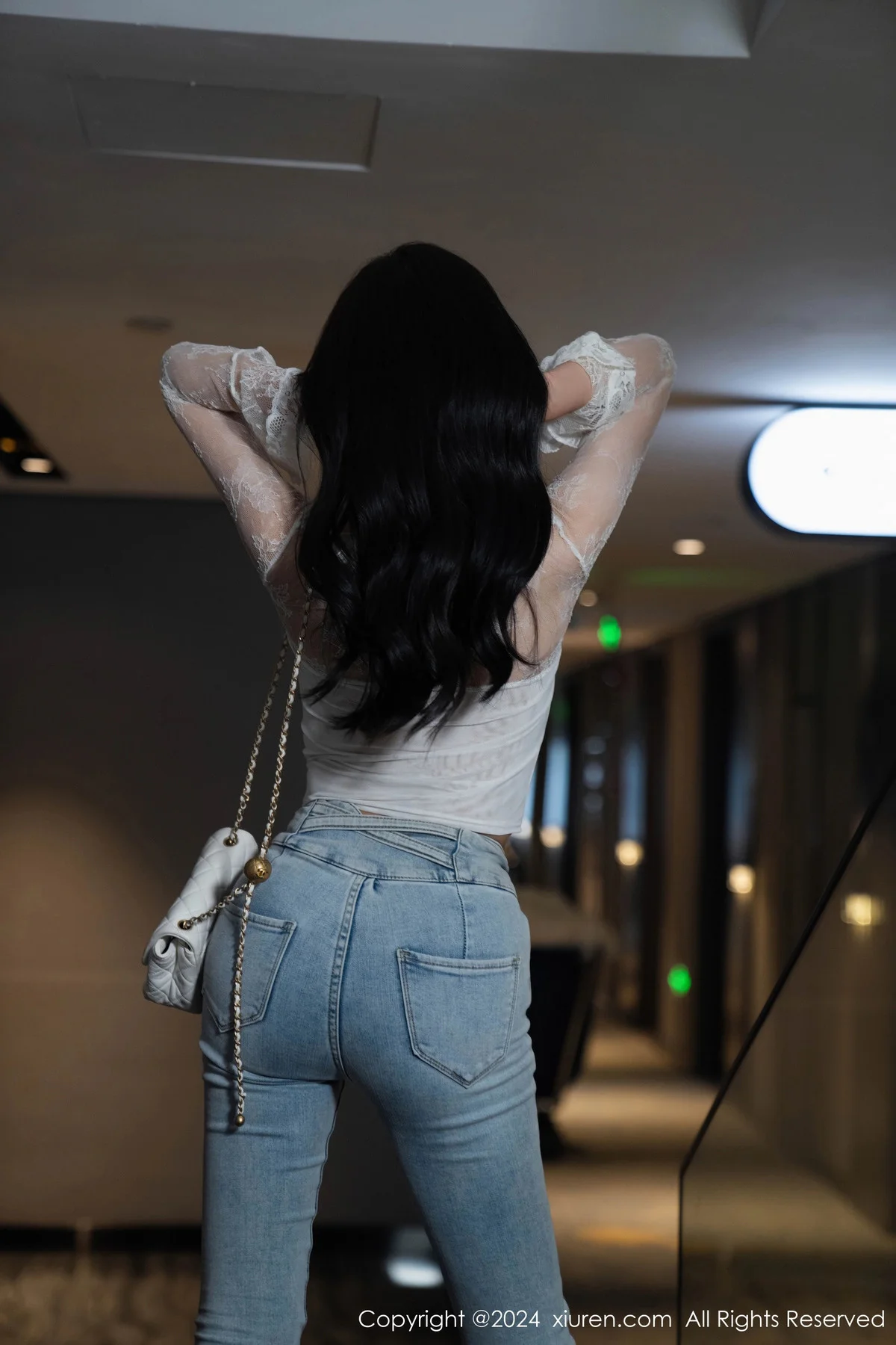 杨晨晨Yome性感白色上衣配牛仔长裤秀丰腴身姿绝美写真 第 21 张